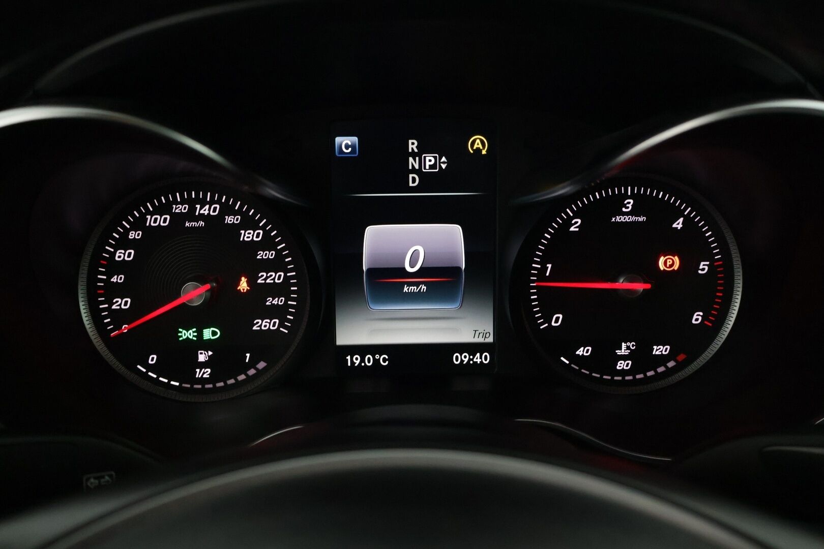 Mercedes-Benz C 2015 220 BlueTec A Premium Business Avantgarde // Distronic / Koukku / LED / IHC+ / Sport-penkit / Lohko // - Kattava sähköinen huoltohistoria / Renkaat kunnossa / Juuri katsastettu*