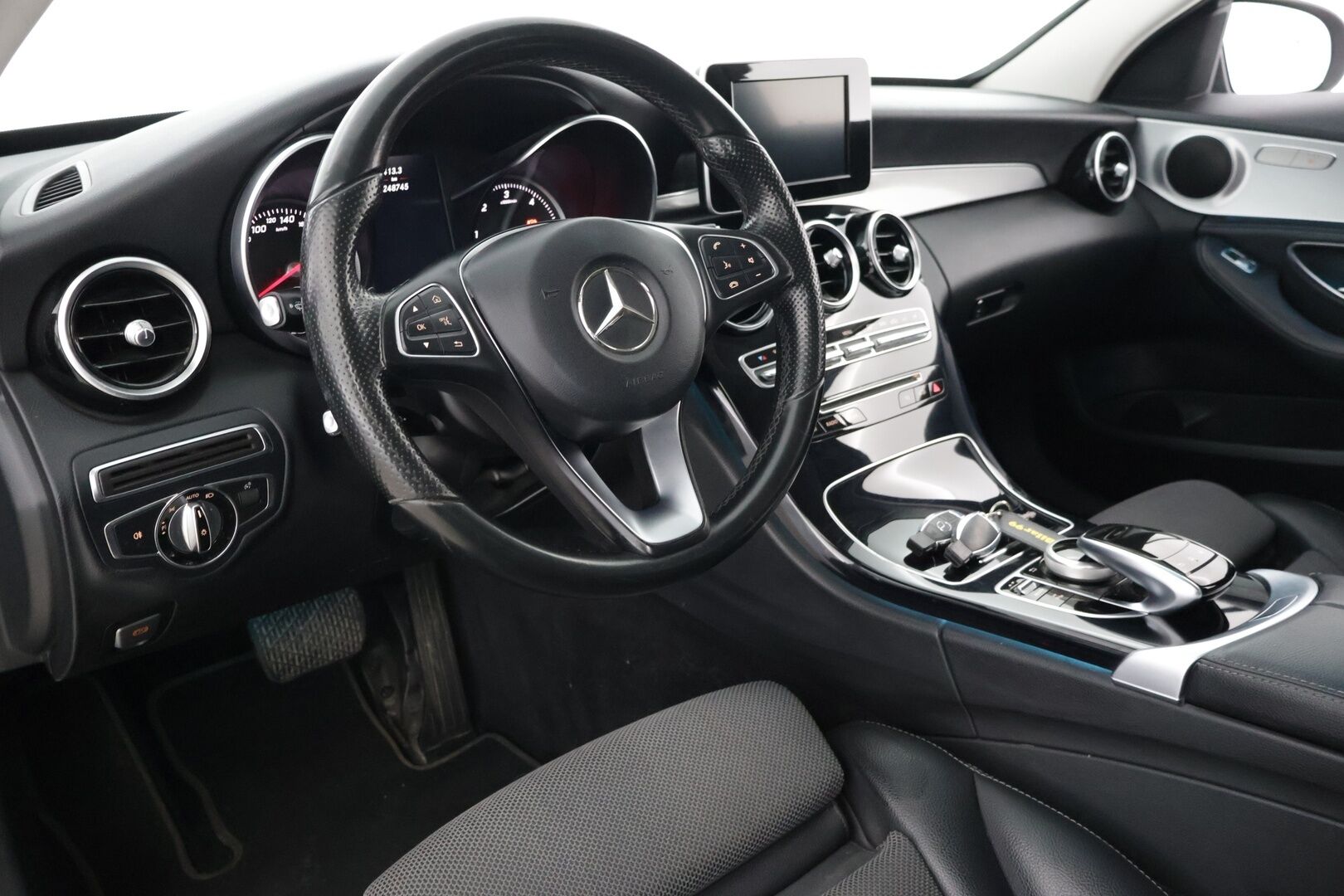 Mercedes-Benz C 2015 220 BlueTec A Premium Business Avantgarde // Distronic / Koukku / LED / IHC+ / Sport-penkit / Lohko // - Kattava sähköinen huoltohistoria / Renkaat kunnossa / Juuri katsastettu*