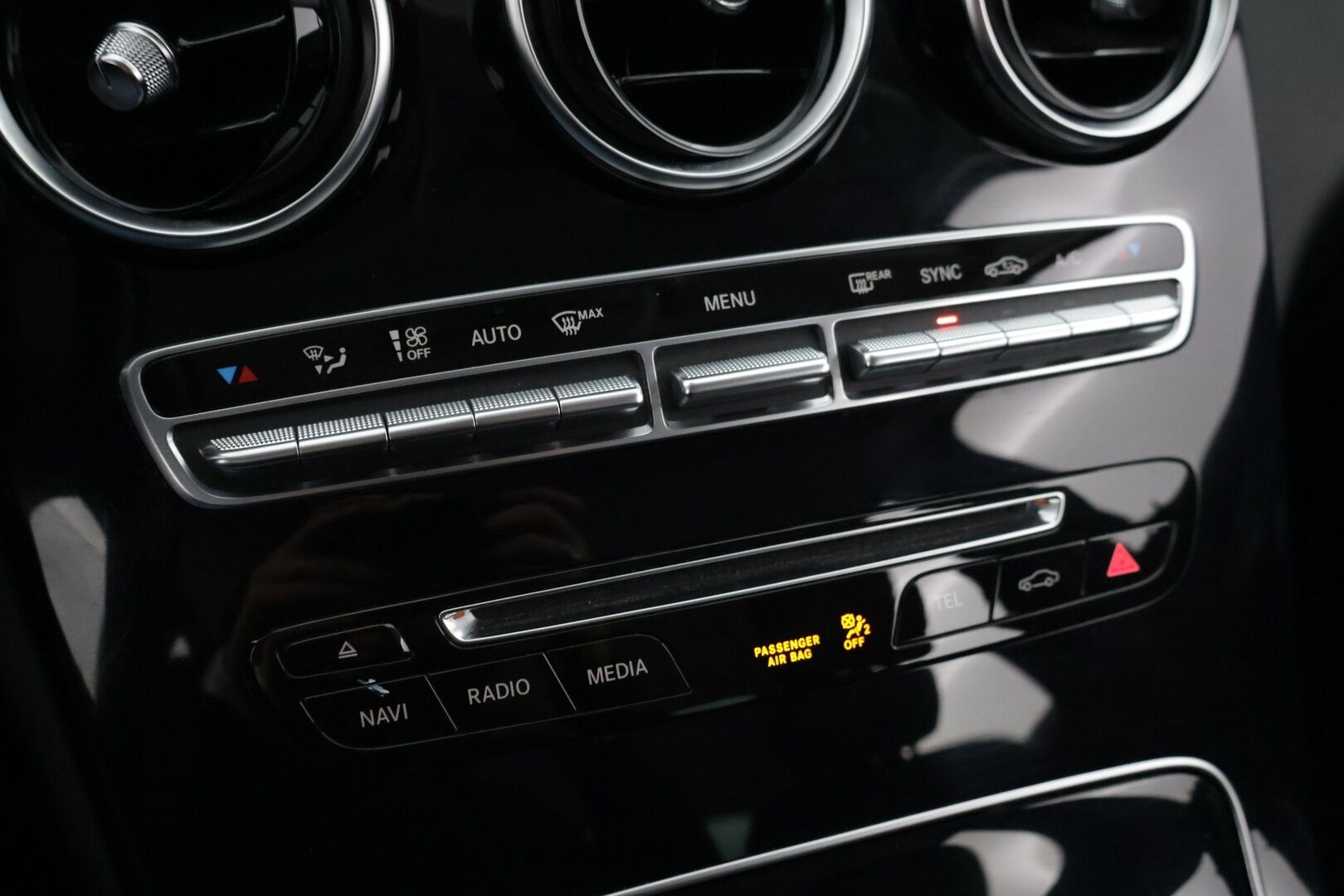 Mercedes-Benz C 2015 220 BlueTec A Premium Business Avantgarde // Distronic / Koukku / LED / IHC+ / Sport-penkit / Lohko // - Kattava sähköinen huoltohistoria / Renkaat kunnossa / Juuri katsastettu*