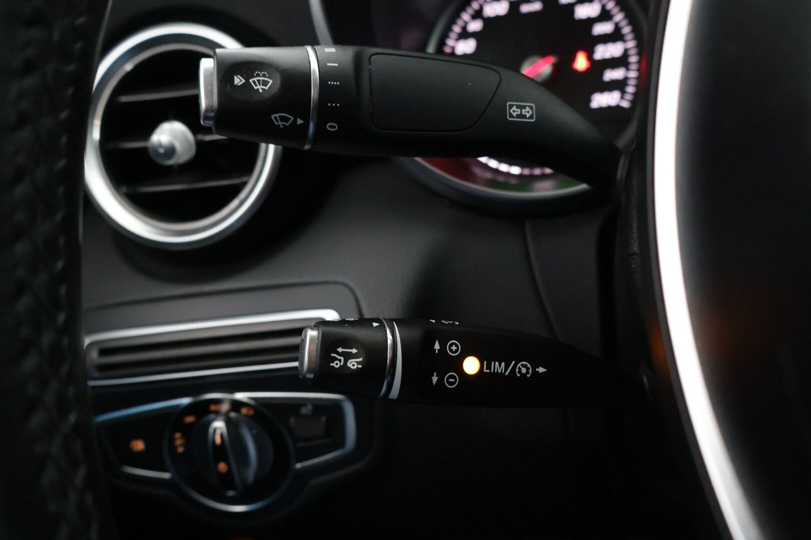 Mercedes-Benz C 2015 220 BlueTec A Premium Business Avantgarde // Distronic / Koukku / LED / IHC+ / Sport-penkit / Lohko // - Kattava sähköinen huoltohistoria / Renkaat kunnossa / Juuri katsastettu*