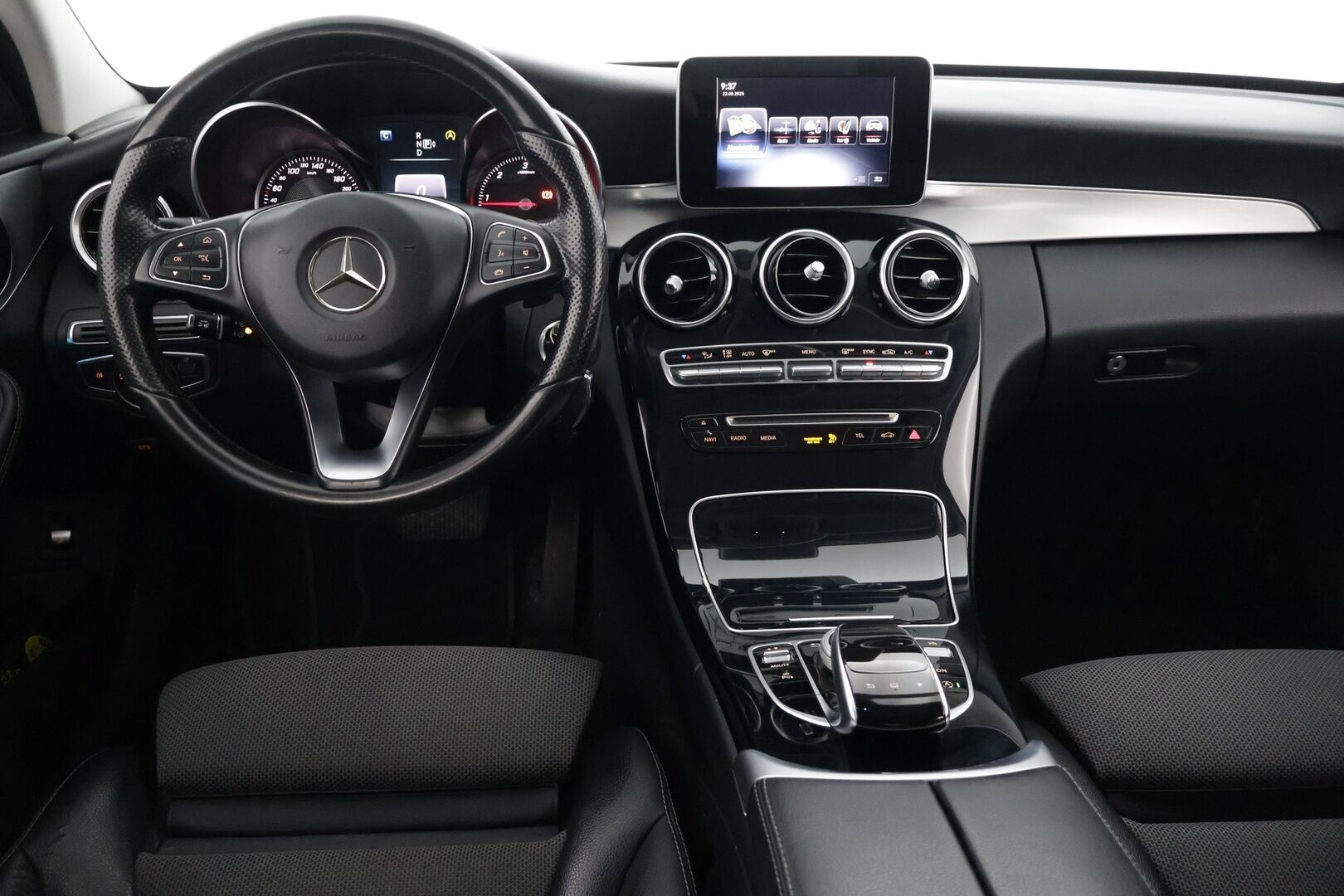 Mercedes-Benz C 2015 220 BlueTec A Premium Business Avantgarde // Distronic / Koukku / LED / IHC+ / Sport-penkit / Lohko // - Kattava sähköinen huoltohistoria / Renkaat kunnossa / Juuri katsastettu*