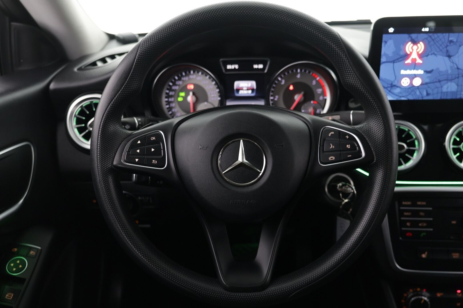 MERCEDES-BENZ CLA 2016 200d Shooting Brake - | Sporttipenkit | Vakkari | Tutka | Puolinahkasisusta | Kahdet aluvanteet |