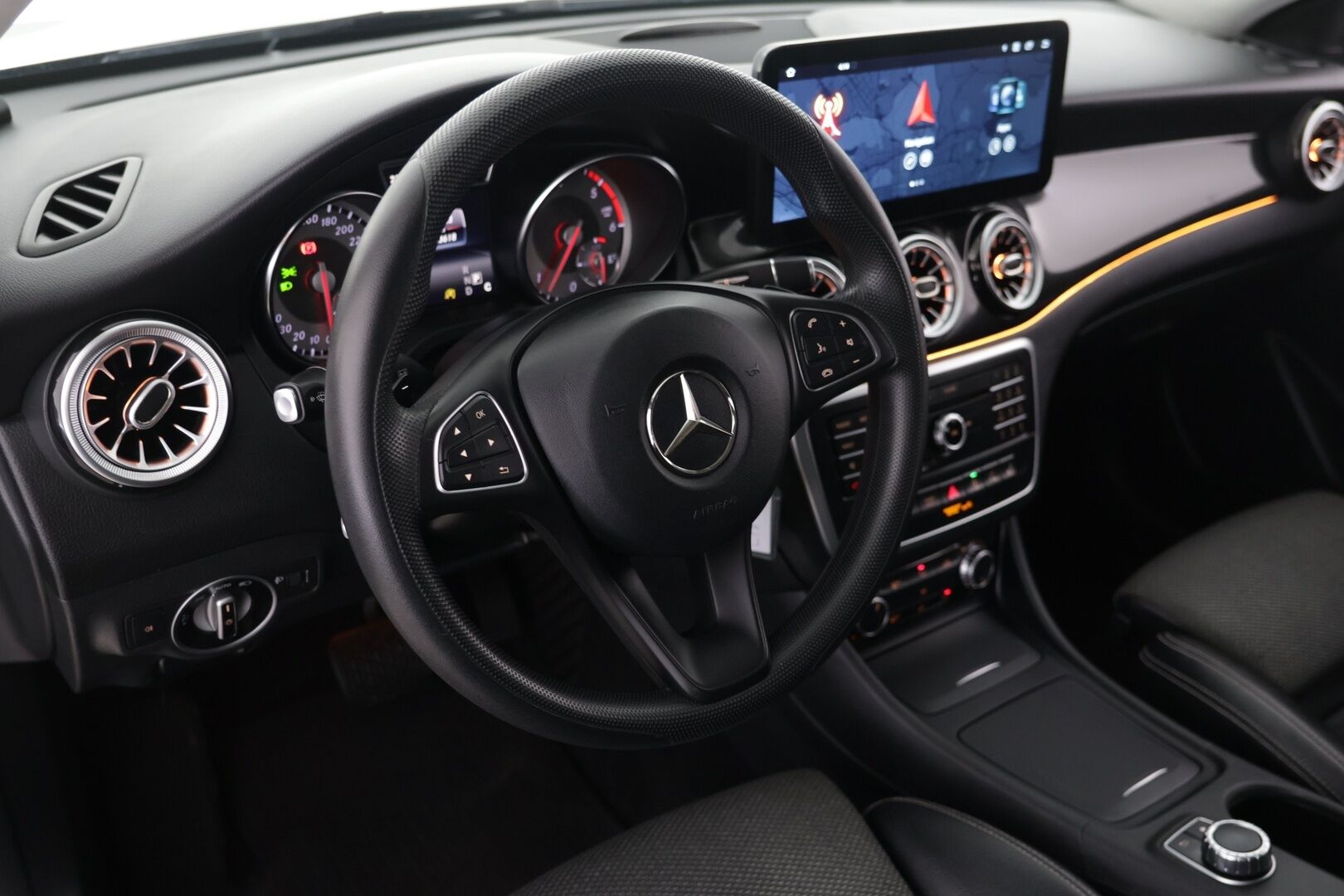 MERCEDES-BENZ CLA 2016 200d Shooting Brake - | Sporttipenkit | Vakkari | Tutka | Puolinahkasisusta | Kahdet aluvanteet |