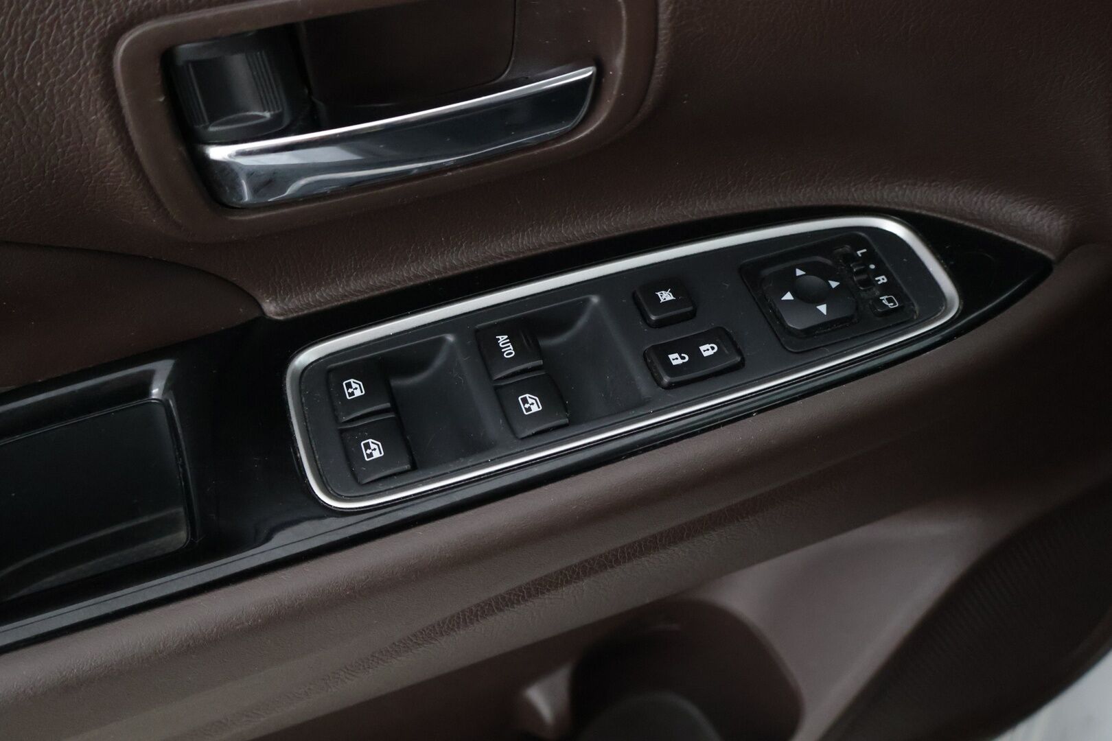 Mitsubishi OUTLANDER PHEV 2017 Instyle Navi 4WD // Ruskeat nahat / 360 kamera / Koukku / Sähkökontti //