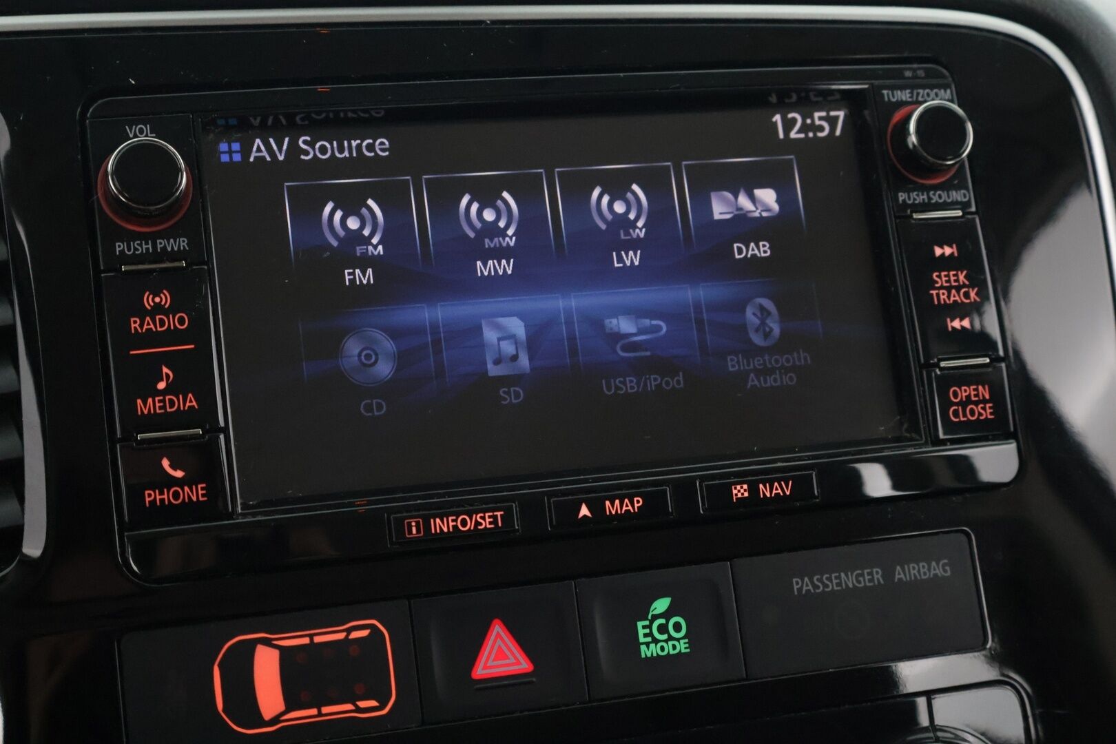Mitsubishi OUTLANDER PHEV 2017 Instyle Navi 4WD // Ruskeat nahat / 360 kamera / Koukku / Sähkökontti //