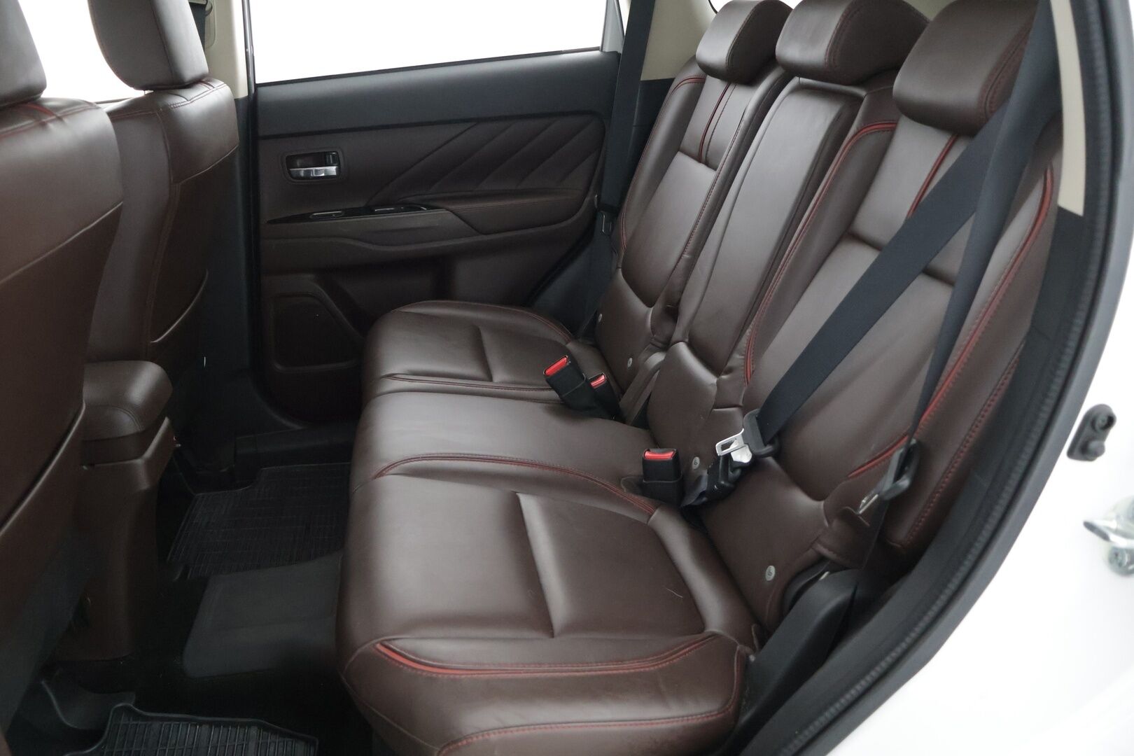 Mitsubishi OUTLANDER PHEV 2017 Instyle Navi 4WD // Ruskeat nahat / 360 kamera / Koukku / Sähkökontti //