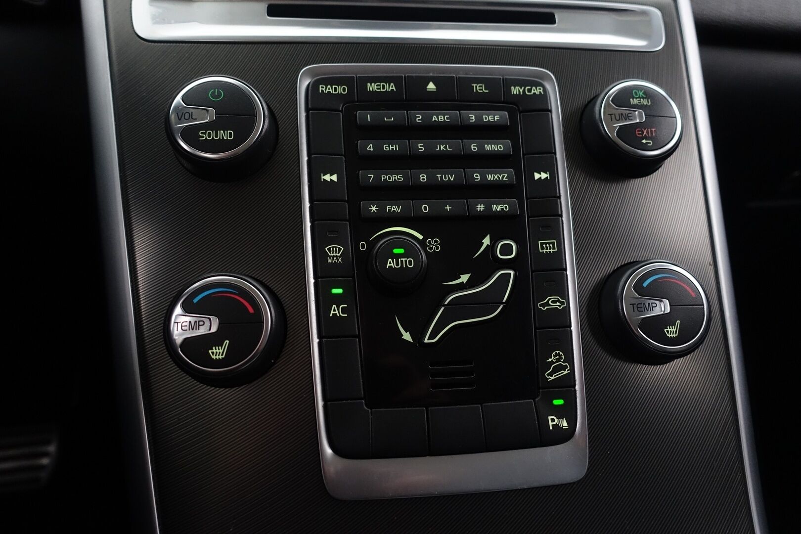 Volvo XC60 2011 D5 AWD R-Design aut - | Webasto | Koukku | Nahkasisusta | Bluetooth | Xenon | 2X Renkaat & Vanteet |