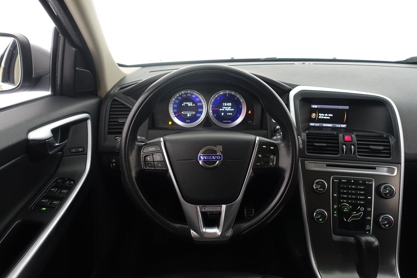 Volvo XC60 2011 D5 AWD R-Design aut - | Webasto | Koukku | Nahkasisusta | Bluetooth | Xenon | 2X Renkaat & Vanteet |
