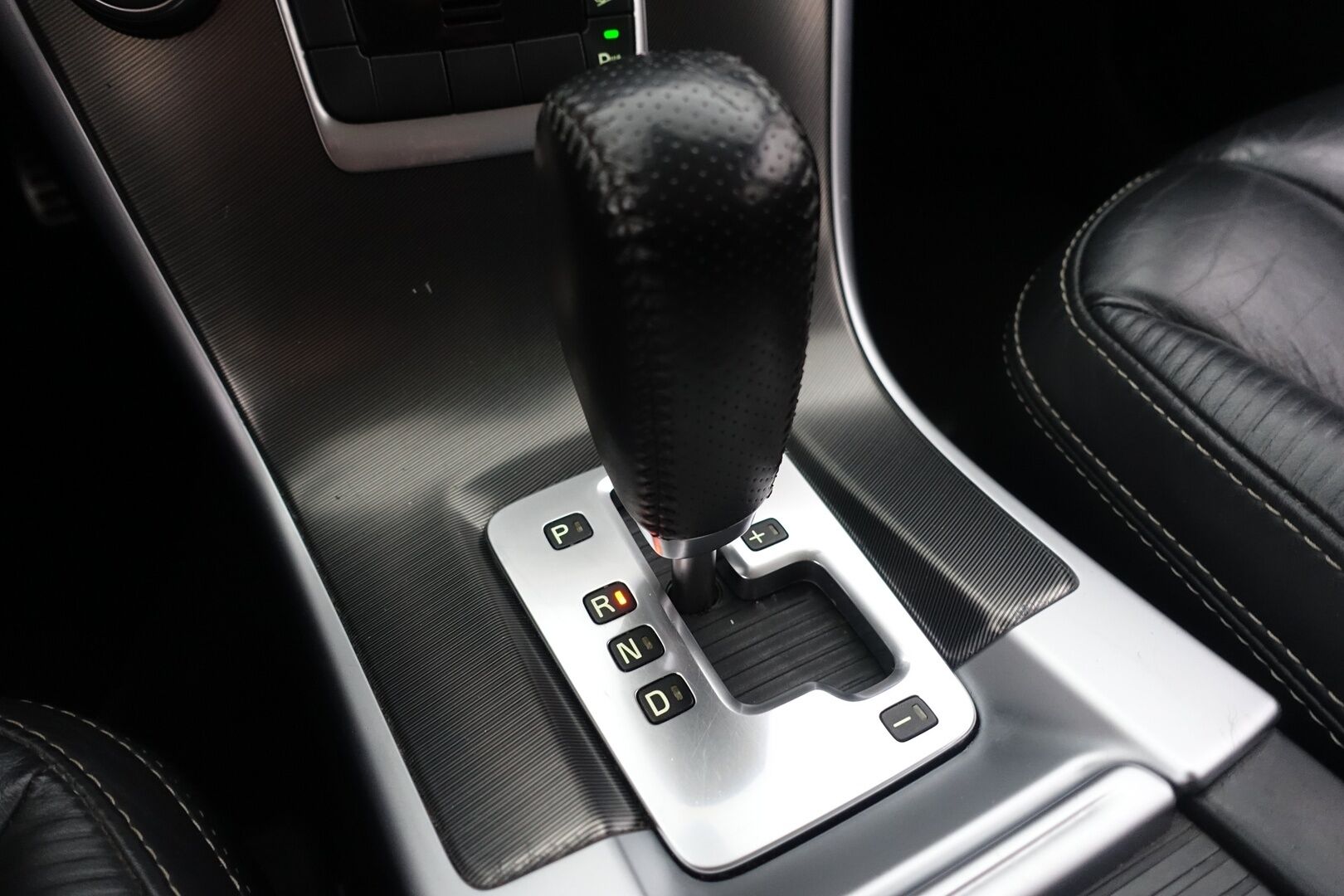 Volvo XC60 2011 D5 AWD R-Design aut - | Webasto | Koukku | Nahkasisusta | Bluetooth | Xenon | 2X Renkaat & Vanteet |