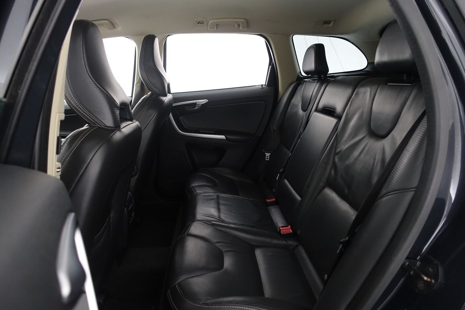 Volvo XC60 2011 D5 AWD R-Design aut - | Webasto | Koukku | Nahkasisusta | Bluetooth | Xenon | 2X Renkaat & Vanteet |