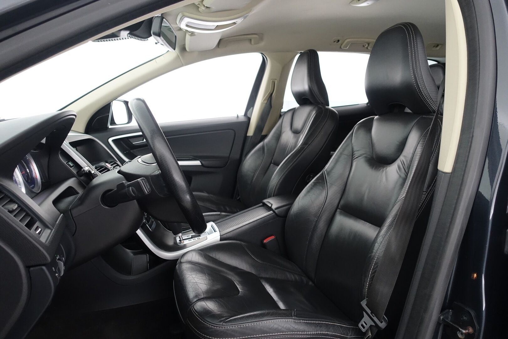 Volvo XC60 2011 D5 AWD R-Design aut - | Webasto | Koukku | Nahkasisusta | Bluetooth | Xenon | 2X Renkaat & Vanteet |