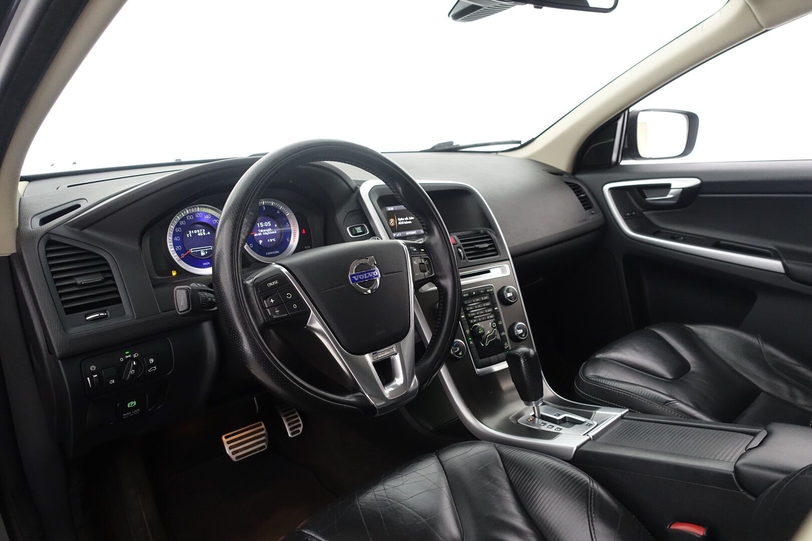 Volvo XC60 2011 D5 AWD R-Design aut - | Webasto | Koukku | Nahkasisusta | Bluetooth | Xenon | 2X Renkaat & Vanteet |