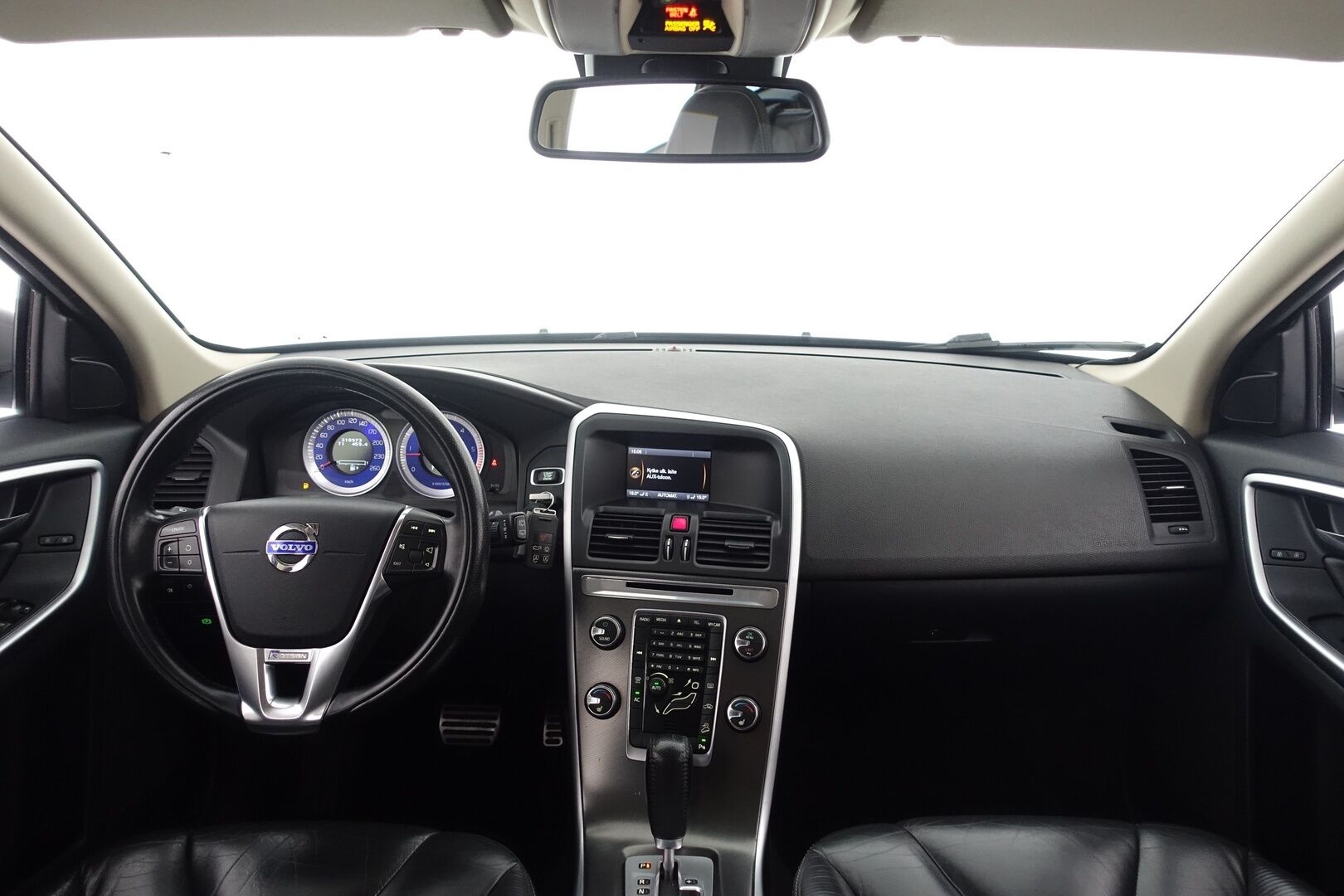 Volvo XC60 2011 D5 AWD R-Design aut - | Webasto | Koukku | Nahkasisusta | Bluetooth | Xenon | 2X Renkaat & Vanteet |