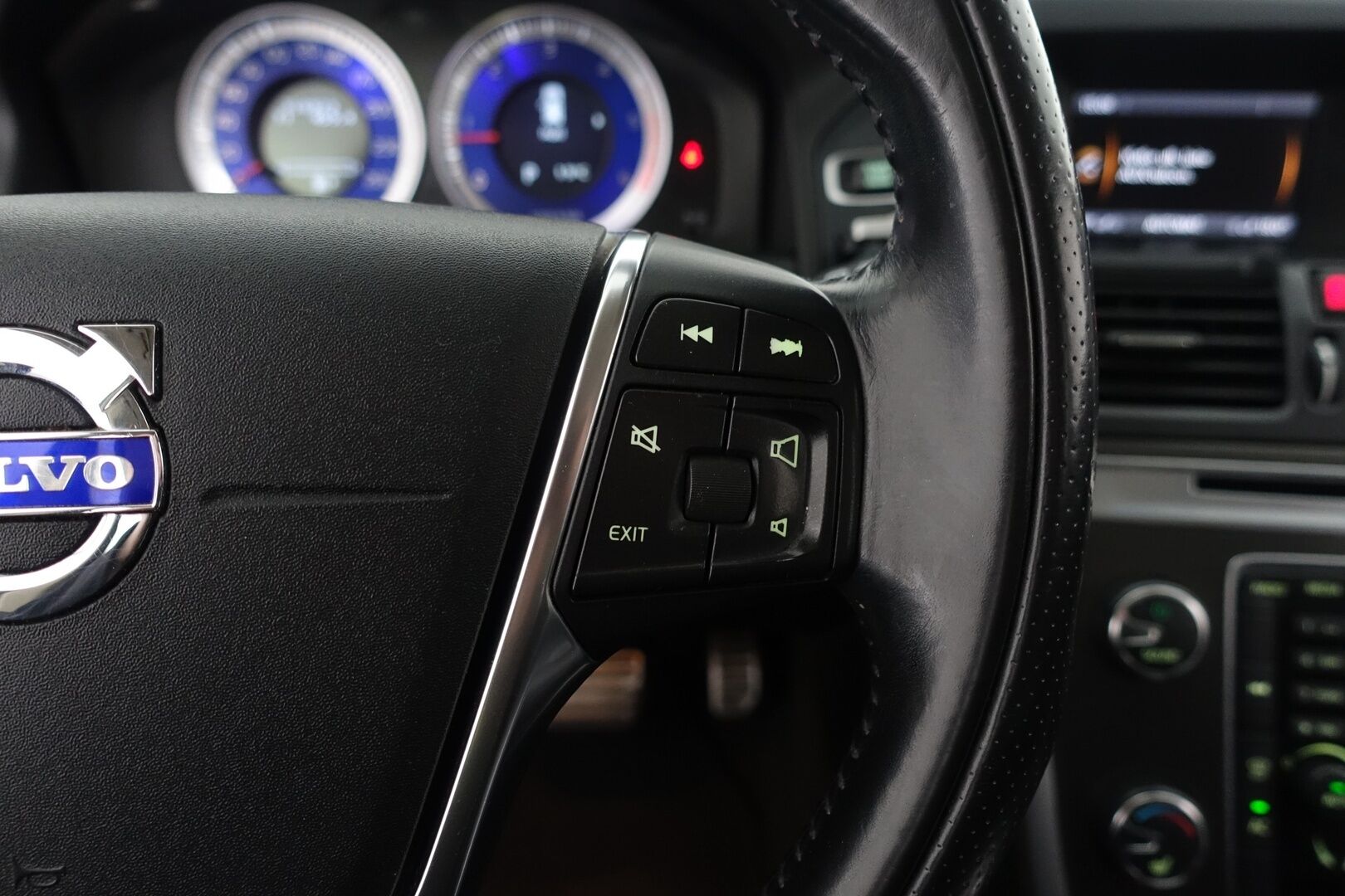Volvo XC60 2011 D5 AWD R-Design aut - | Webasto | Koukku | Nahkasisusta | Bluetooth | Xenon | 2X Renkaat & Vanteet |