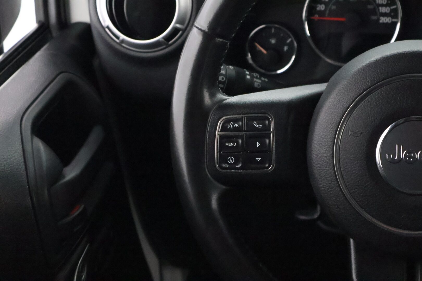Jeep Wrangler 2012 Unlimited 2,8 CRD Sport A - 3,99 % KORKOTARJOUS TÄHÄN AUTOON - Vetokoukku / Nahkasisusta / Vakkari / Navi / Infinity Premium Audio / Näyttävä / Hyvin huollettu!