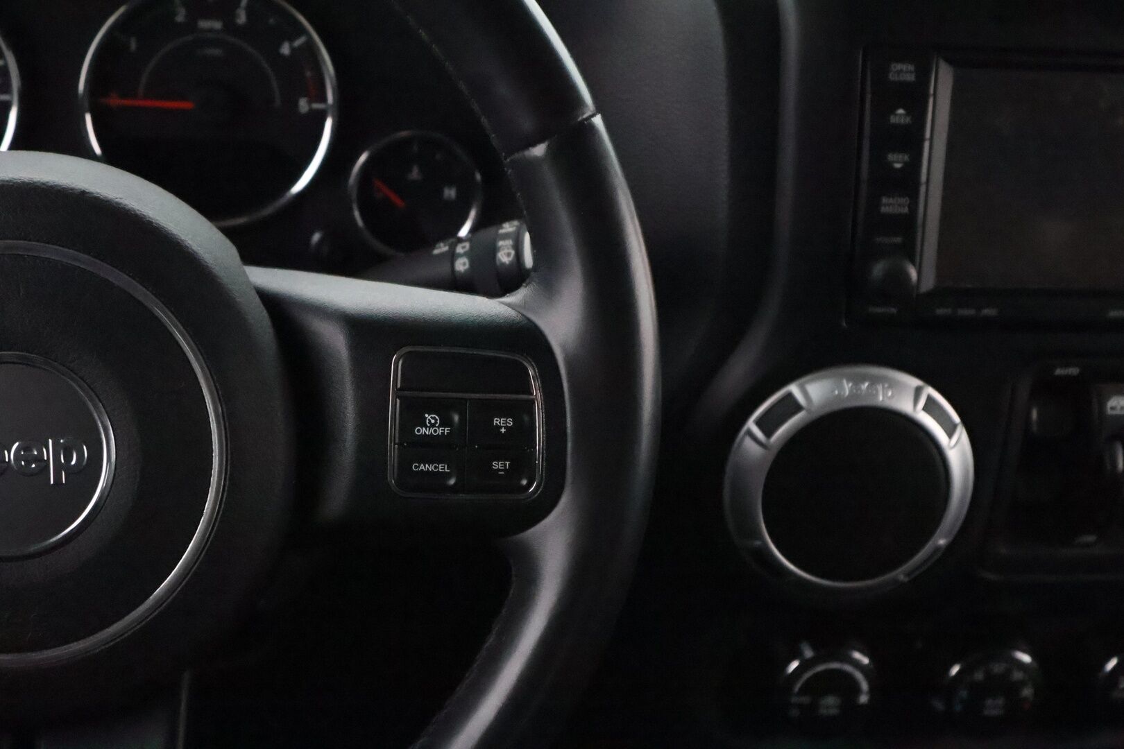 Jeep Wrangler 2012 Unlimited 2,8 CRD Sport A - 3,99 % KORKOTARJOUS TÄHÄN AUTOON - Vetokoukku / Nahkasisusta / Vakkari / Navi / Infinity Premium Audio / Näyttävä / Hyvin huollettu!