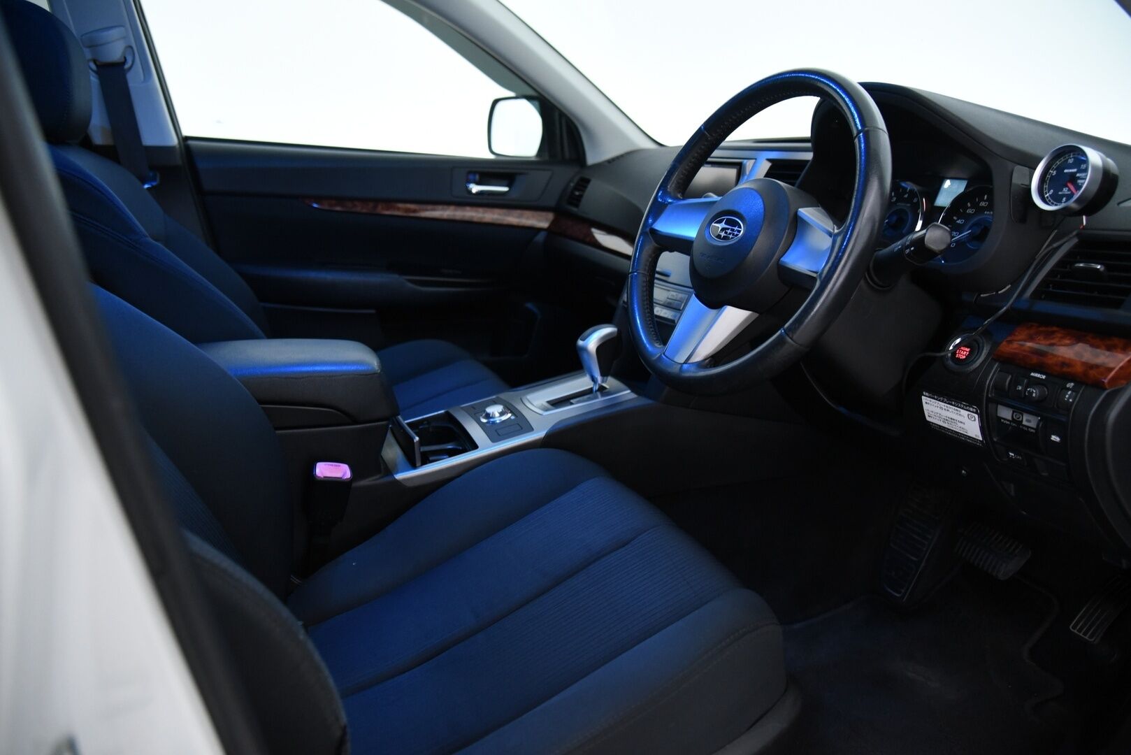 Subaru Legacy 2009 Legacy / P. Kamera / Sähköpenkit / Hihna vaihdettu! - Myydään Huutokaupat.com - Harvinainen 2.5L Boost! / P. Kamera / Sähköpenkit / 2x renkaat vanteineen / Hihna vaihdettu! 