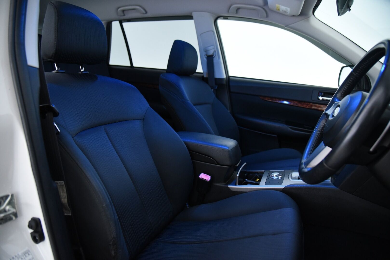 Subaru Legacy 2009 Legacy / P. Kamera / Sähköpenkit / Hihna vaihdettu! - Myydään Huutokaupat.com - Harvinainen 2.5L Boost! / P. Kamera / Sähköpenkit / 2x renkaat vanteineen / Hihna vaihdettu! 