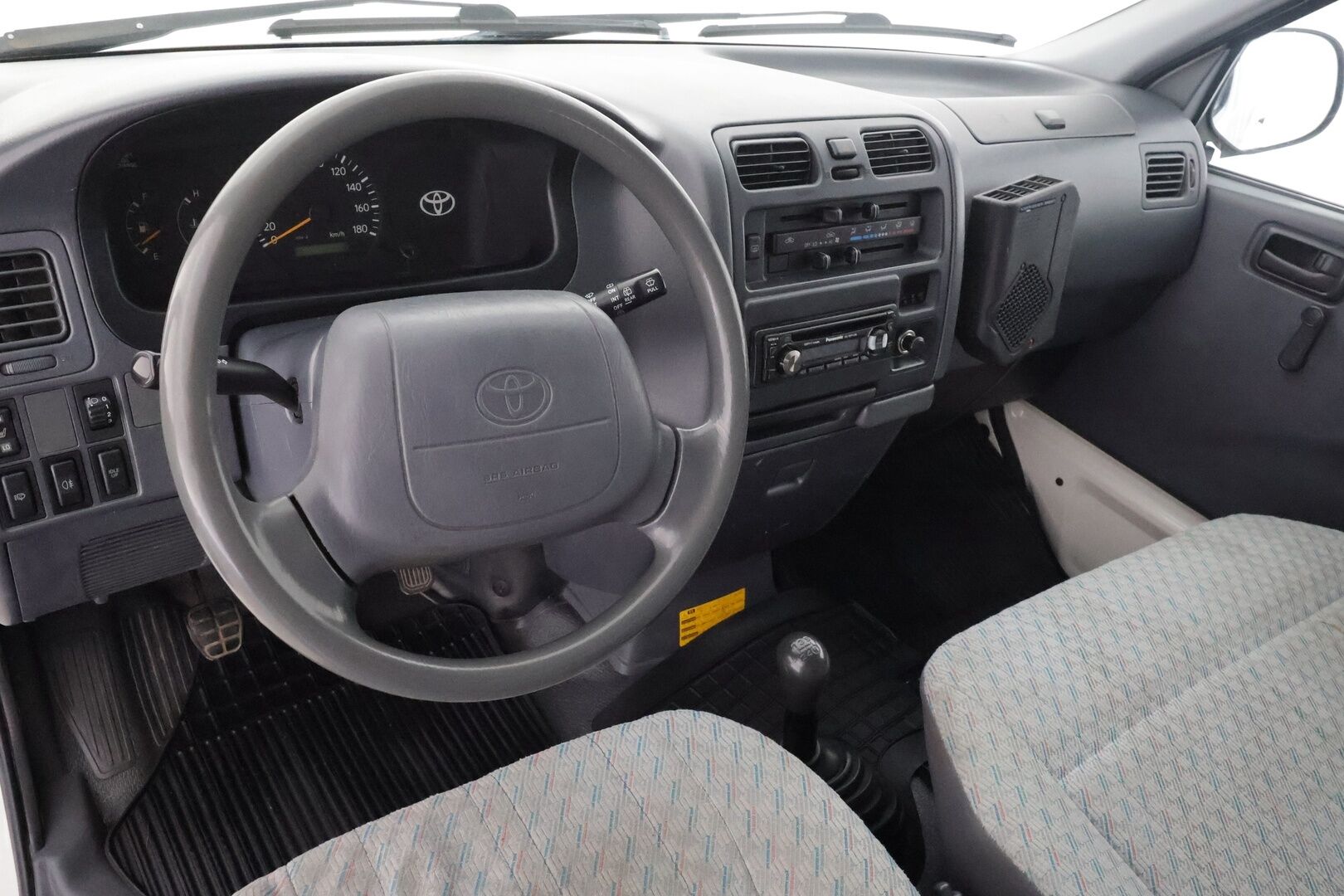 Toyota Hiace 2004 2,5 D-4D 90 4ov - | Koukku | Lohko&Sisätilanlämmitin | Radio&CD-Soitin | Penkinlämmitin | 1-om Suomi-auto | Kahdet renkaat | IKILIIKKUJA PIKKU METREILLÄ! |