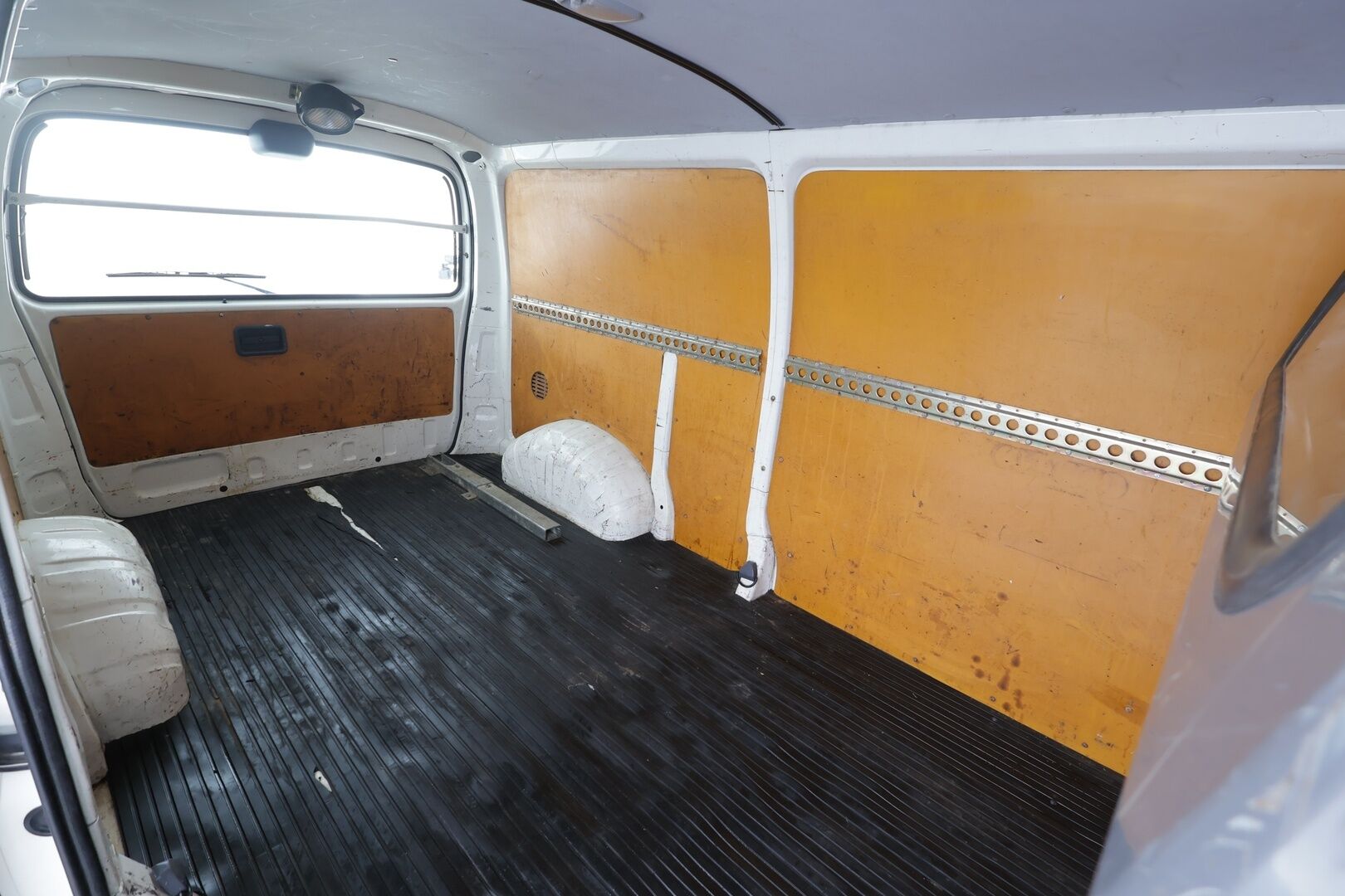 Toyota Hiace 2004 2,5 D-4D 90 4ov - | Koukku | Lohko&Sisätilanlämmitin | Radio&CD-Soitin | Penkinlämmitin | 1-om Suomi-auto | Kahdet renkaat | IKILIIKKUJA PIKKU METREILLÄ! |