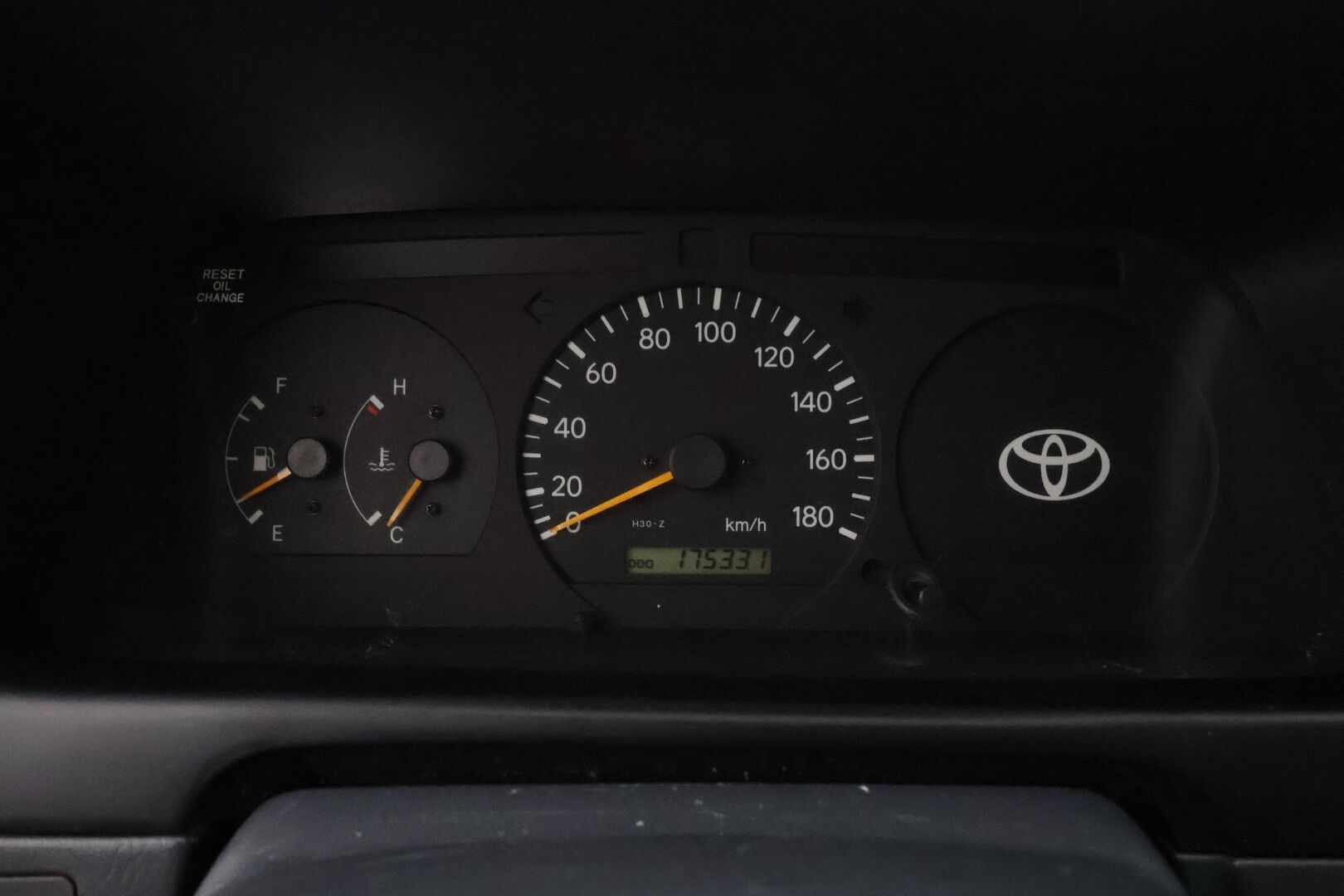 Toyota Hiace 2004 2,5 D-4D 90 4ov - | Koukku | Lohko&Sisätilanlämmitin | Radio&CD-Soitin | Penkinlämmitin | 1-om Suomi-auto | Kahdet renkaat | IKILIIKKUJA PIKKU METREILLÄ! |