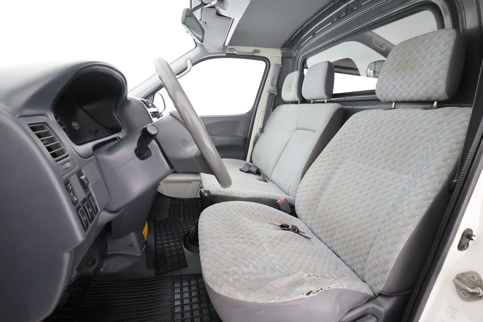 Toyota Hiace 2004 2,5 D-4D 90 4ov - | Koukku | Lohko&Sisätilanlämmitin | Radio&CD-Soitin | Penkinlämmitin | 1-om Suomi-auto | Kahdet renkaat | IKILIIKKUJA PIKKU METREILLÄ! |