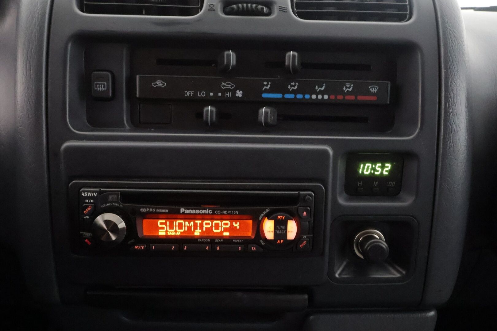 Toyota Hiace 2004 2,5 D-4D 90 4ov - | Koukku | Lohko&Sisätilanlämmitin | Radio&CD-Soitin | Penkinlämmitin | 1-om Suomi-auto | Kahdet renkaat | IKILIIKKUJA PIKKU METREILLÄ! |