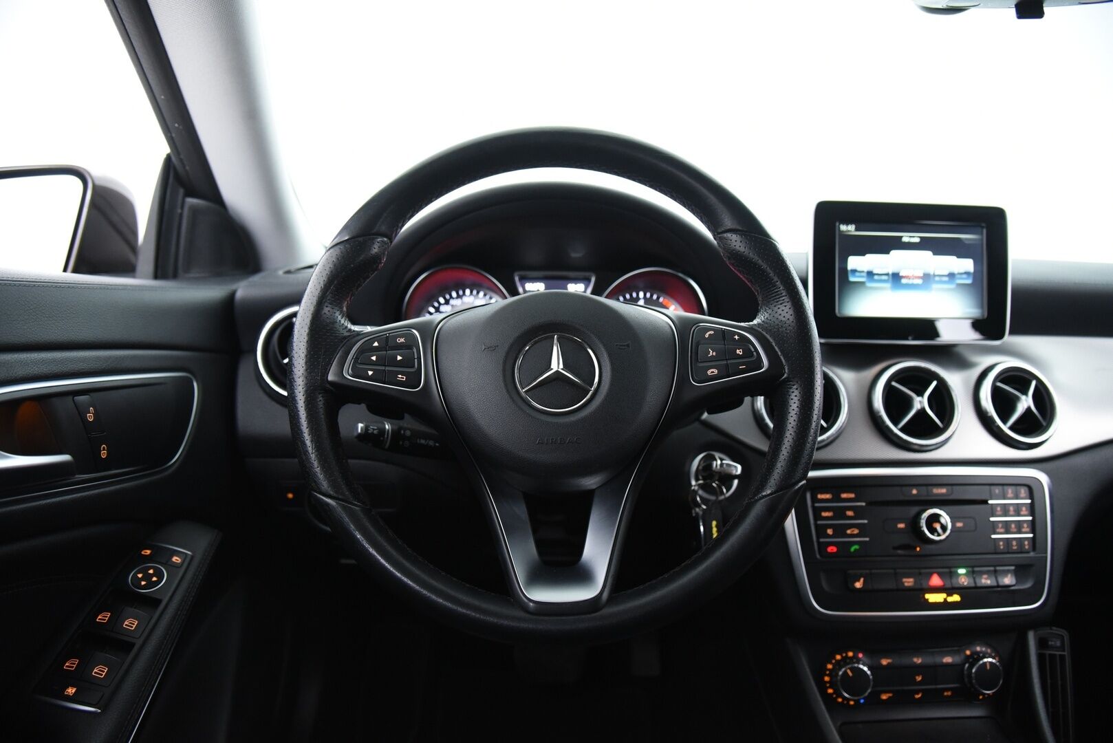 MERCEDES-BENZ CLA 2016 220 CDI A Shooting Brake / ACC / BLIS / Sporttinahat / Ambiente / B- huollettu 12/25! -  2x Renkaat aluvantein / Jarrut rempattu 12/25