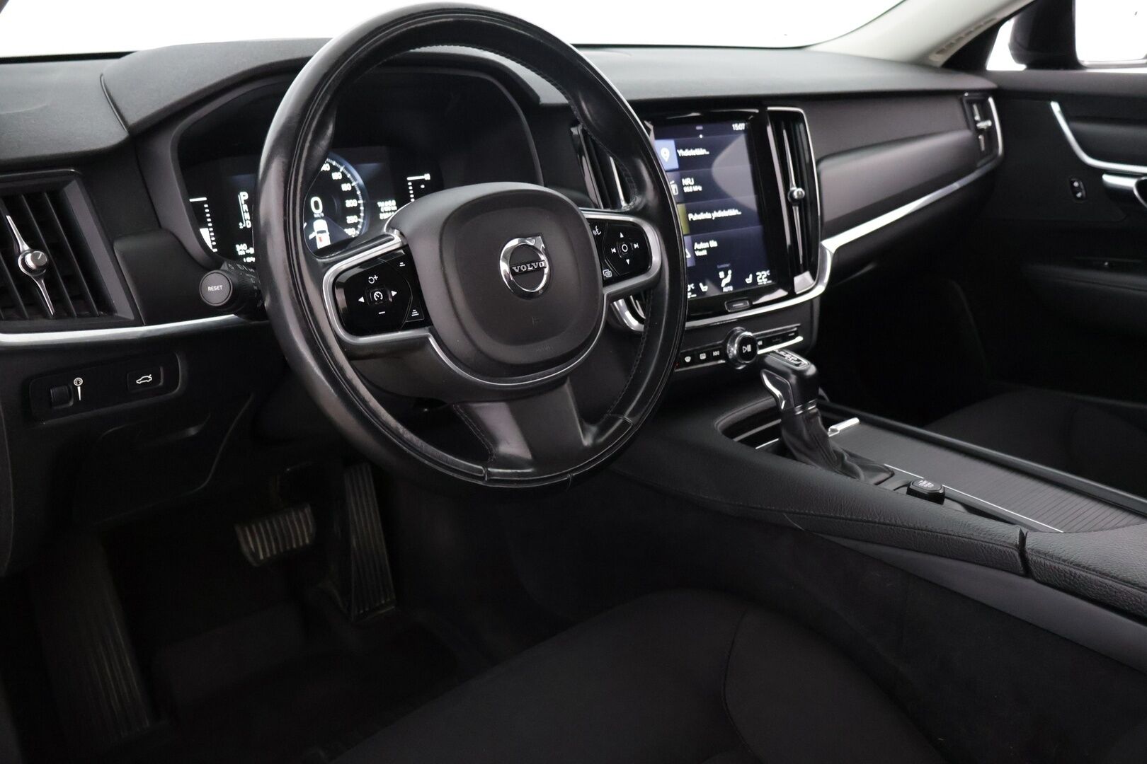 Volvo V90 2018 D4 AWD Momentum  *Webasto / Volvo on call / Adapt vakkari / Koukku!* - Loisto neliveto / Turvallinen Perheauto / Hyvin pidetty yksilö!