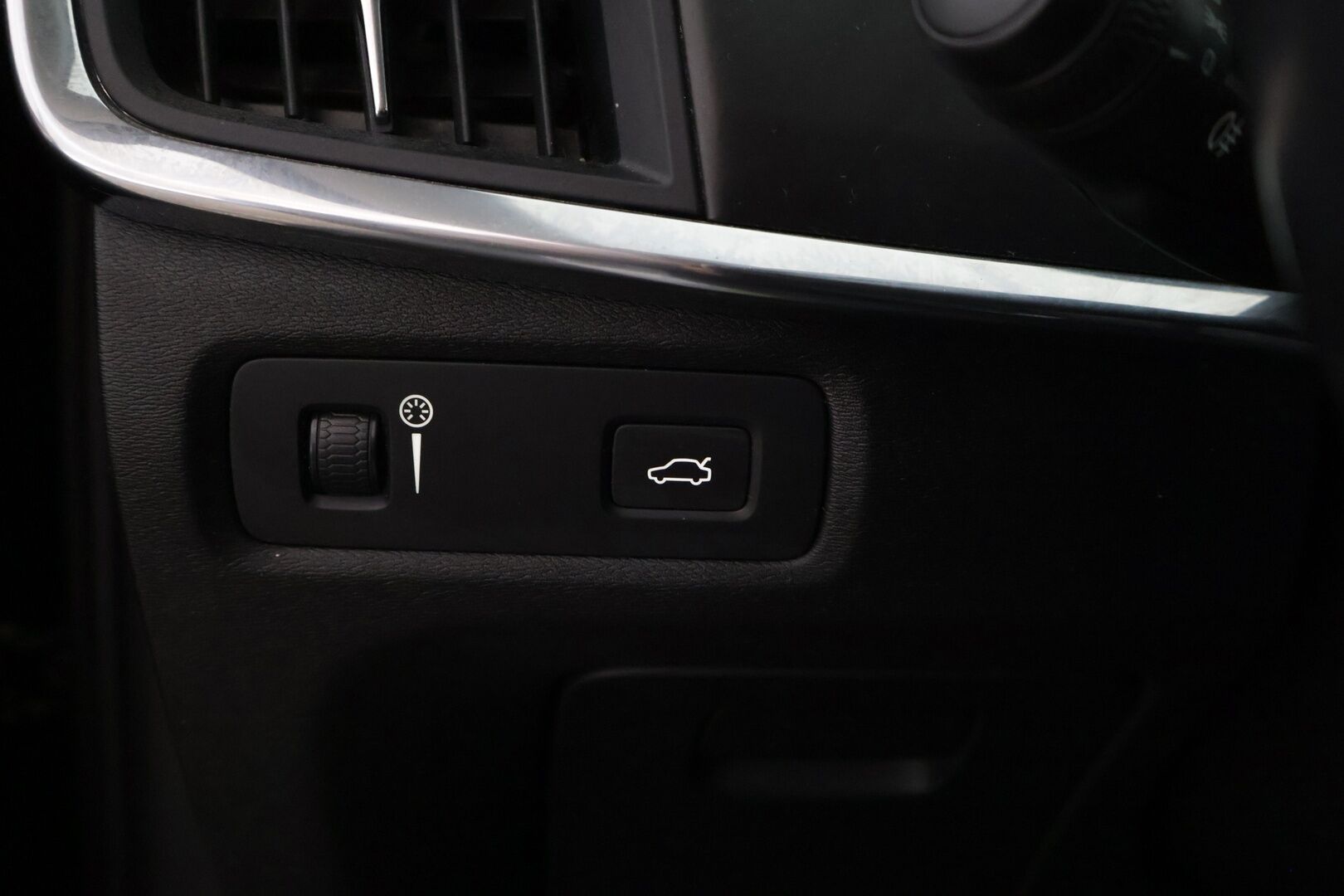 Volvo V90 2018 D4 AWD Momentum  *Webasto / Volvo on call / Adapt vakkari / Koukku!* - Loisto neliveto / Turvallinen Perheauto / Hyvin pidetty yksilö!