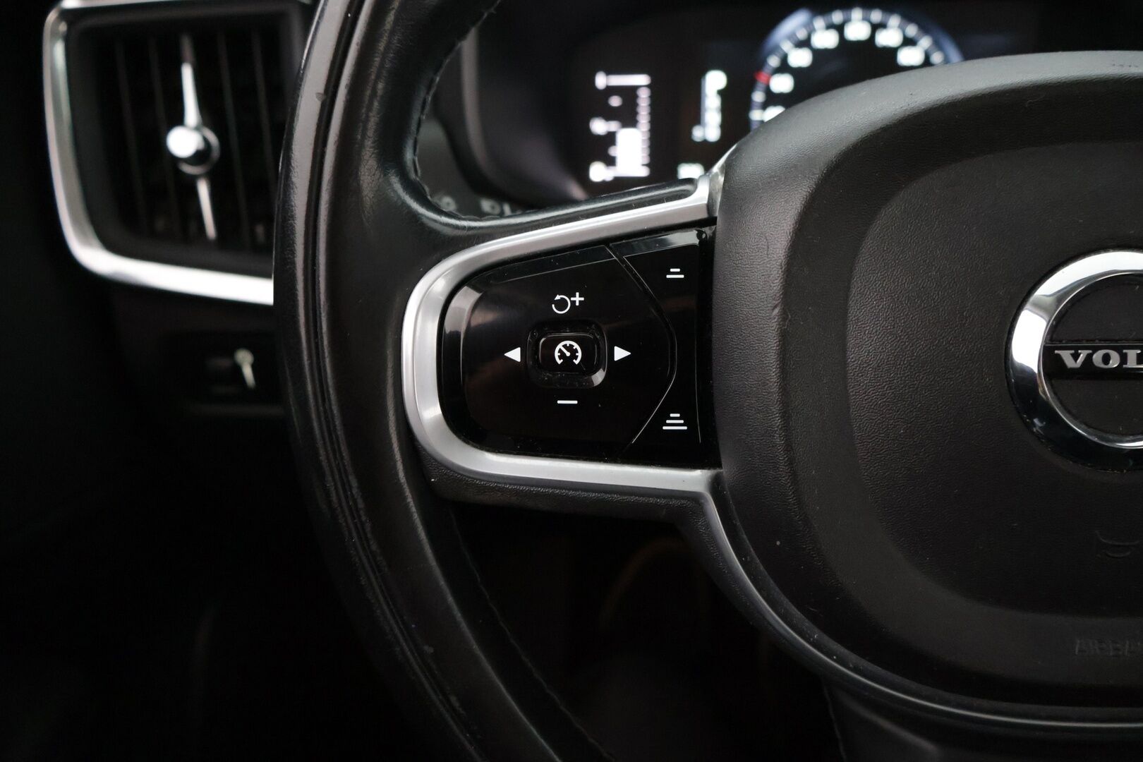 Volvo V90 2018 D4 AWD Momentum  *Webasto / Volvo on call / Adapt vakkari / Koukku!* - Loisto neliveto / Turvallinen Perheauto / Hyvin pidetty yksilö!