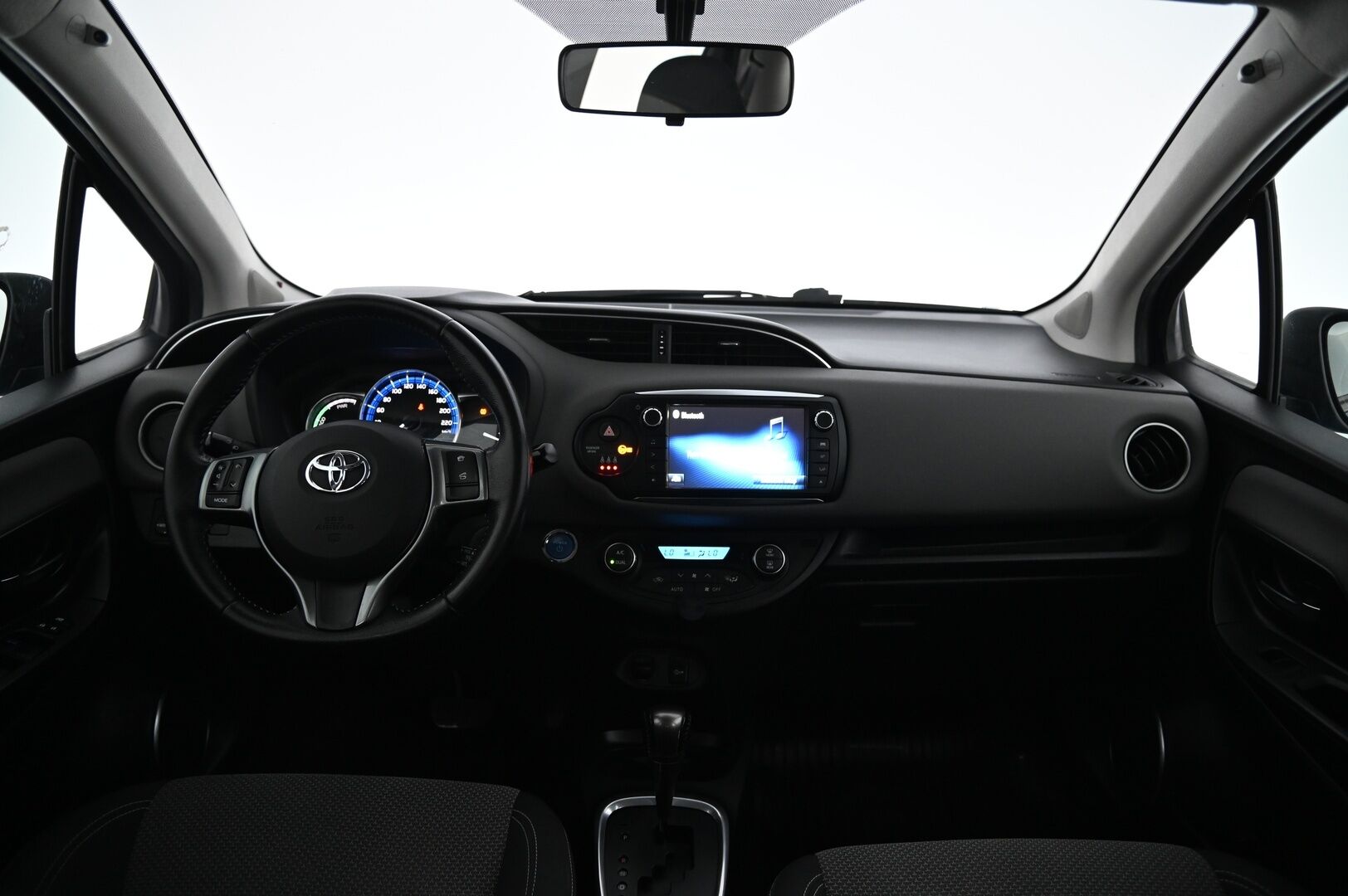 Toyota Yaris 2015 1,5 Hybrid Active 5ov *P-kamera / Vakkari / BT* - * 2x renkaat / Vasta tullut*