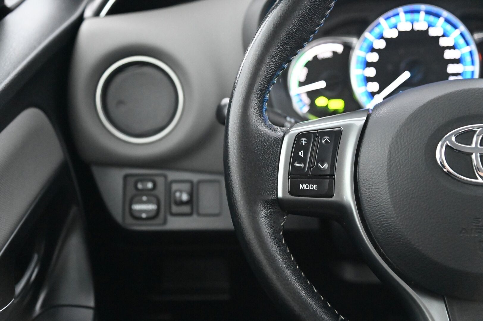 Toyota Yaris 2015 1,5 Hybrid Active 5ov *P-kamera / Vakkari / BT* - * 2x renkaat / Vasta tullut*