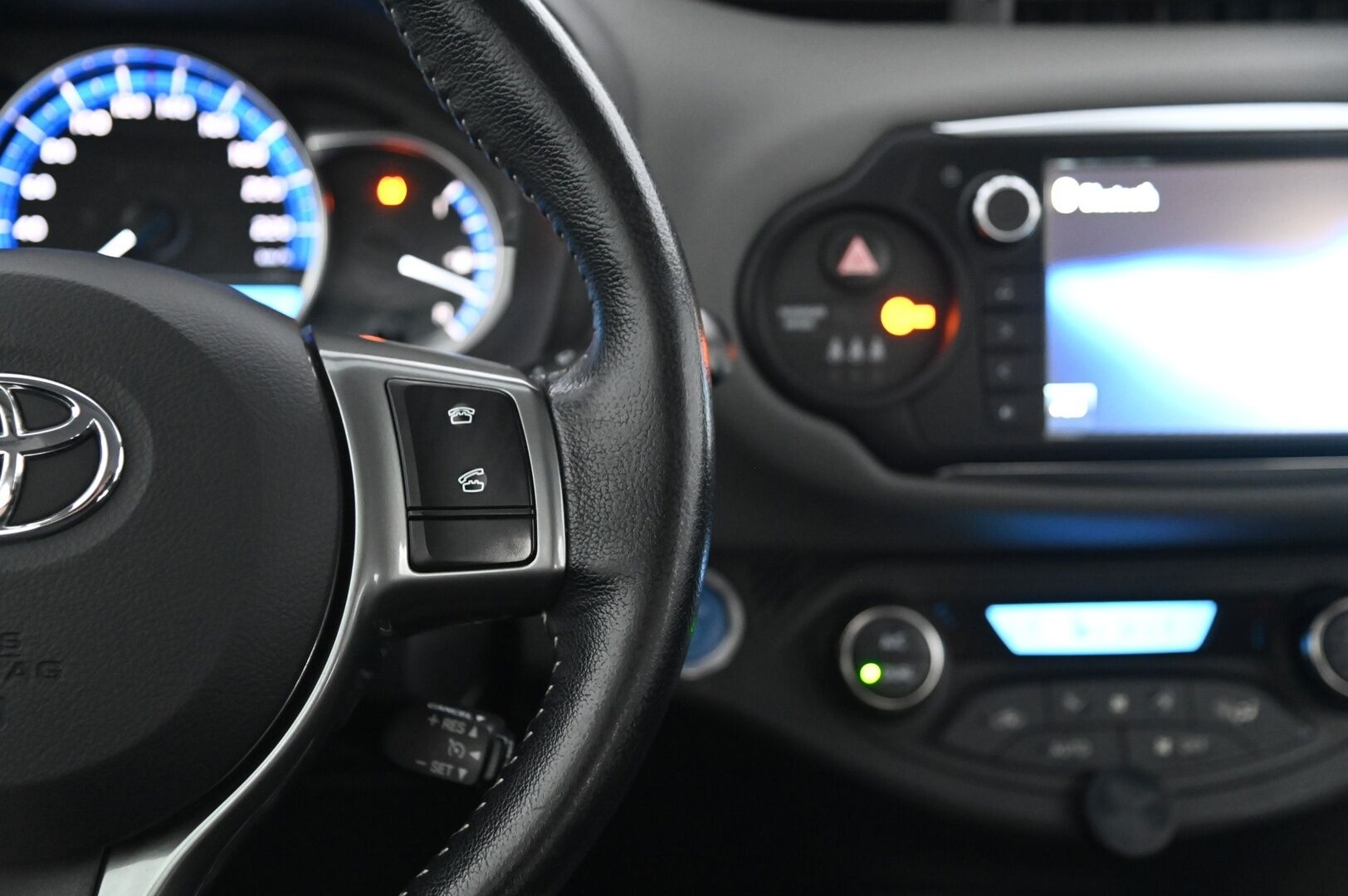 Toyota Yaris 2015 1,5 Hybrid Active 5ov *P-kamera / Vakkari / BT* - * 2x renkaat / Vasta tullut*