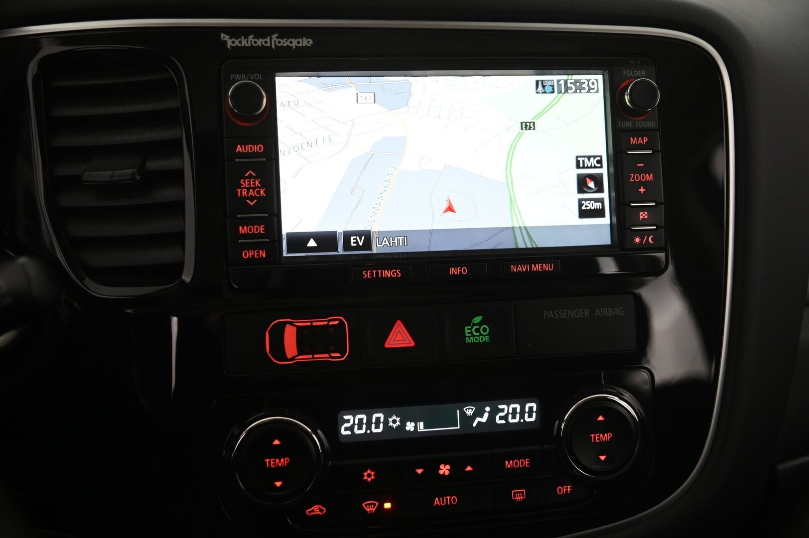 MITSUBISHI Outlander PHEV 2015 Instyle Navi 4WD - *Rockford / Navi / P.kamera / Kattoluukku / Koukku*