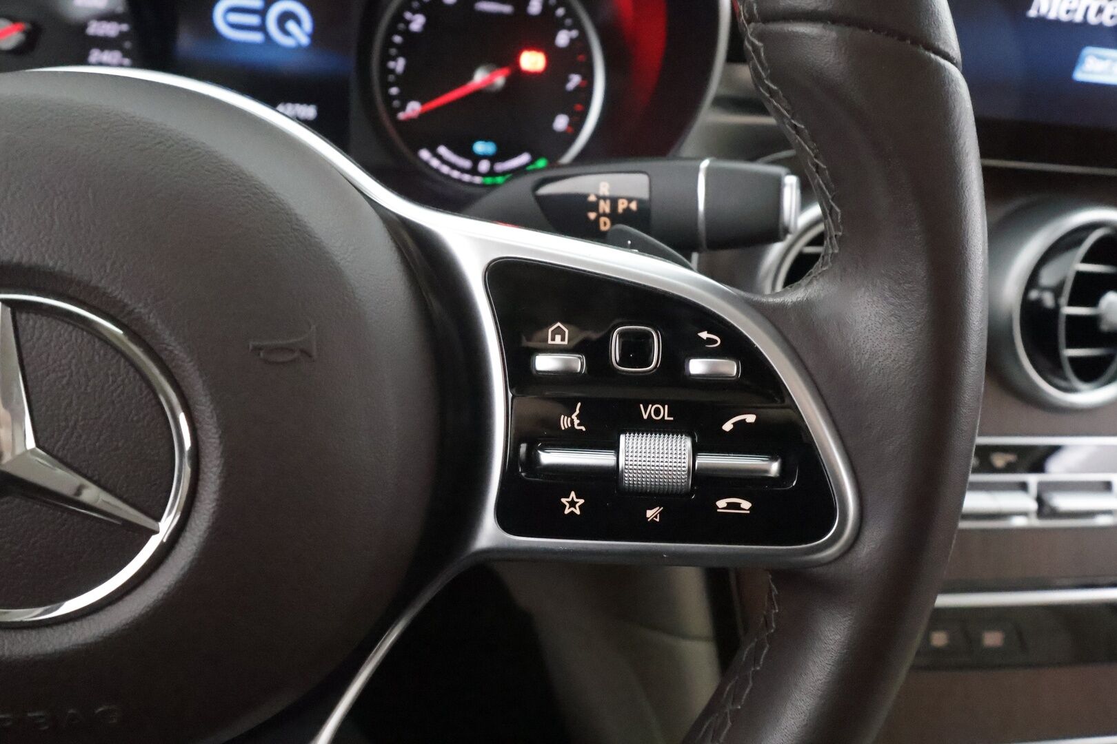Mercedes-Benz GLC 2021 300 e 4Matic Coupe - | Distronic | P.Kamera | Sporttipenkit | LED-High Performance | Kaistavahti | Navi | Katveavustin | Suomi-auto | 2x Latauskaapelit | Kahdet renkaat |