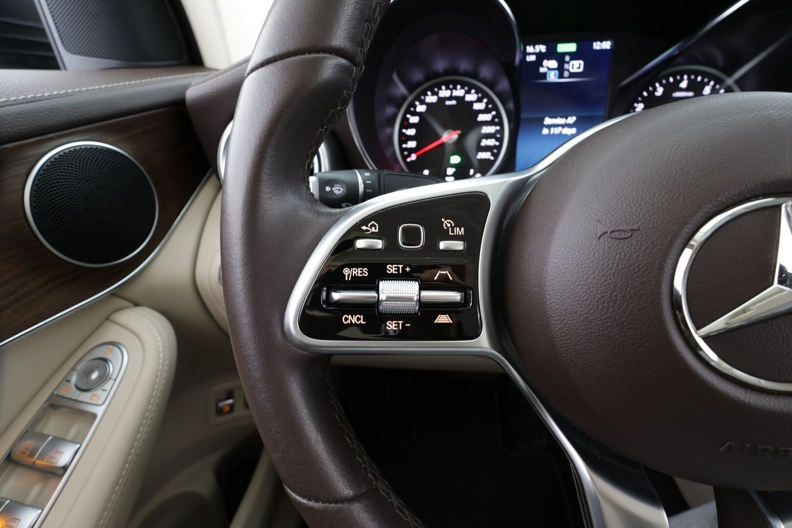 Mercedes-Benz GLC 2021 300 e 4Matic Coupe * Distronic+ / LED-High Performance / P.kamera / Sporttinahat / Navi / Kaistavahti / Katveavustin * - 1-om Suomi-auto / SoH 91,8% / Kahdet OEM vanteet