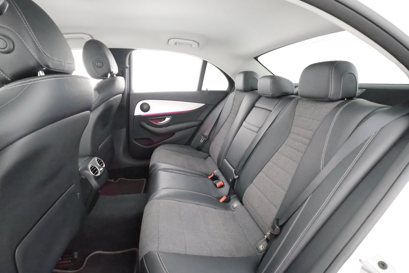 Mercedes-Benz E 2021 220 d A Business Avantgarde * LED / P.kamera / Widescreen / Navi / Katveavustin / Sportpenkit * - Suomi-auto / Kahdet renkaat aluvanteilla - HULLUT AVAJAISHULINAT KORKOTARJOUS 3,29 %