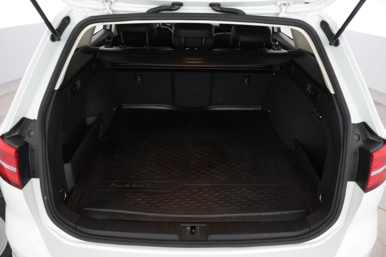 Volkswagen Passat 2018 Variant GTE Plug-In Hybrid 160 kW (218 hv) DSG-automaatti *Adapt.vakkari / P-kamera / Vetokoukku / Puolinahat* - Juuri huollettu! / Jakohihna vaihdettu 2023 / Hifi päivitys!