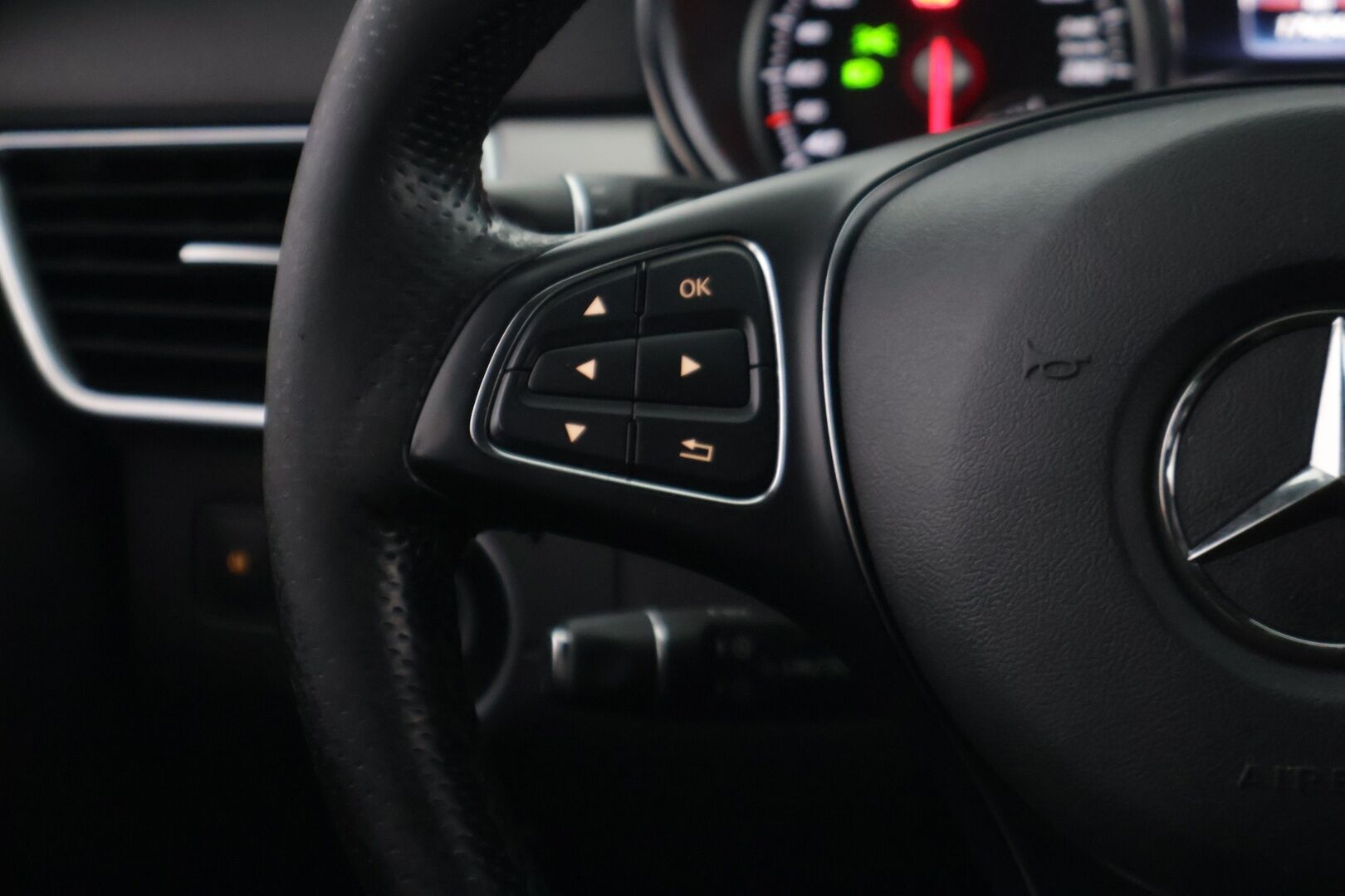 Mercedes-Benz GLE 2016 500 e 4MATIC *Vakionopeudensäädin / ILS - LED ajovalot / Sähk.säätöiset etuistuimet / Koukku / SOH 70.4%* - *2x Renkaat & Vanteet / Puolinahkasisusta / Musta sisäkatto / 2x Kaapelit* - HULLUT BLACKWEEK JATKOT - KORKOTARJOUS 2,49%