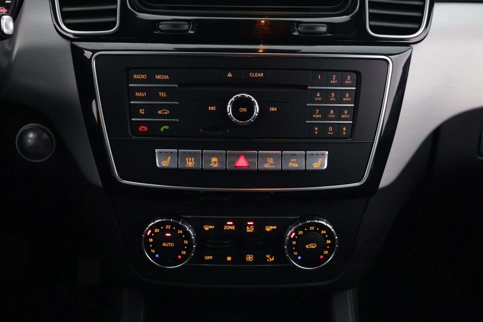 Mercedes-Benz GLE 2016 500 e 4MATIC *Vakionopeudensäädin / ILS - LED ajovalot / Sähk.säätöiset etuistuimet / Koukku / SOH 70.4%* - *2x Renkaat & Vanteet / Puolinahkasisusta / Musta sisäkatto / 2x Kaapelit* - HULLUT BLACKWEEK JATKOT - KORKOTARJOUS 2,49%