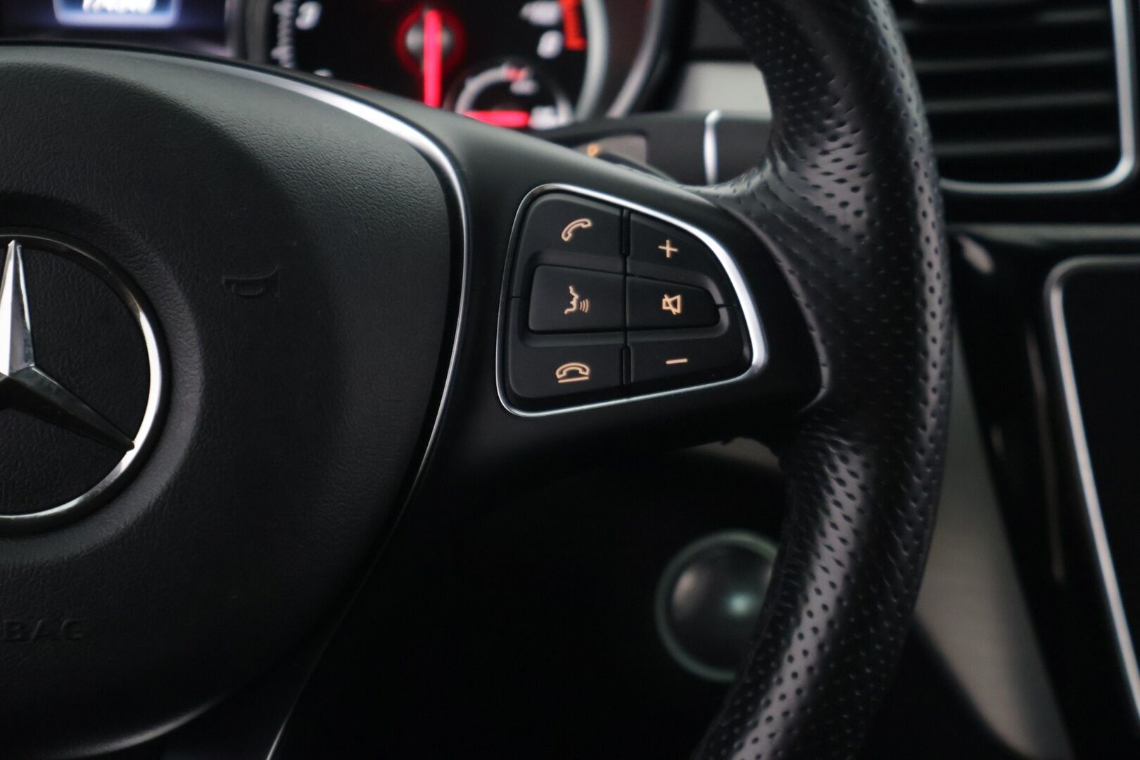 Mercedes-Benz GLE 2016 500 e 4MATIC *Vakionopeudensäädin / ILS - LED ajovalot / Sähk.säätöiset etuistuimet / Koukku / SOH 70.4%* - *2x Renkaat & Vanteet / Puolinahkasisusta / Musta sisäkatto / 2x Kaapelit* - HULLUT BLACKWEEK JATKOT - KORKOTARJOUS 2,49%