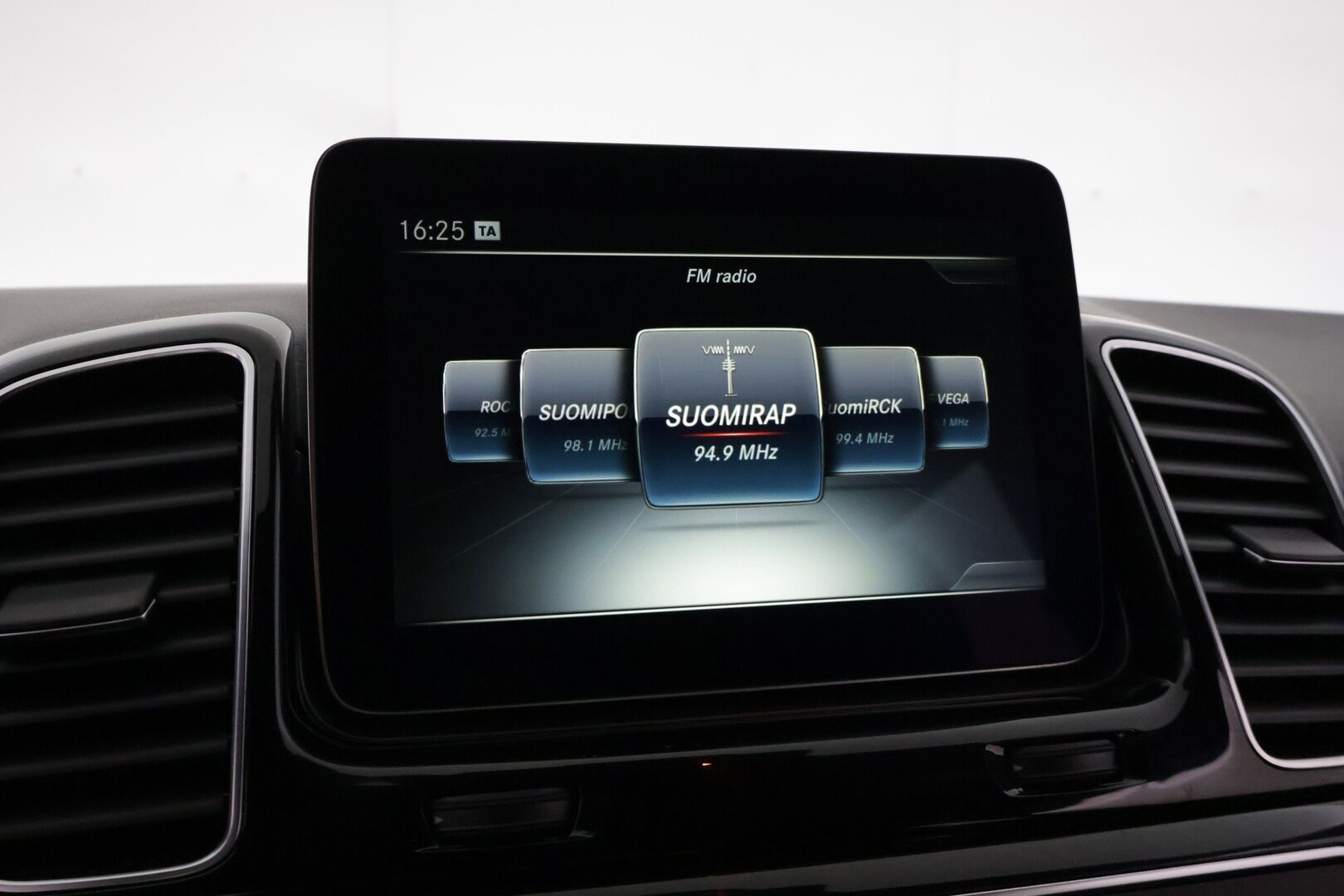 Mercedes-Benz GLE 2016 500 e 4MATIC *Vakionopeudensäädin / ILS - LED ajovalot / Sähk.säätöiset etuistuimet / Koukku / SOH 70.4%* - *2x Renkaat & Vanteet / Puolinahkasisusta / Musta sisäkatto / 2x Kaapelit* - HULLUT BLACKWEEK JATKOT - KORKOTARJOUS 2,49%