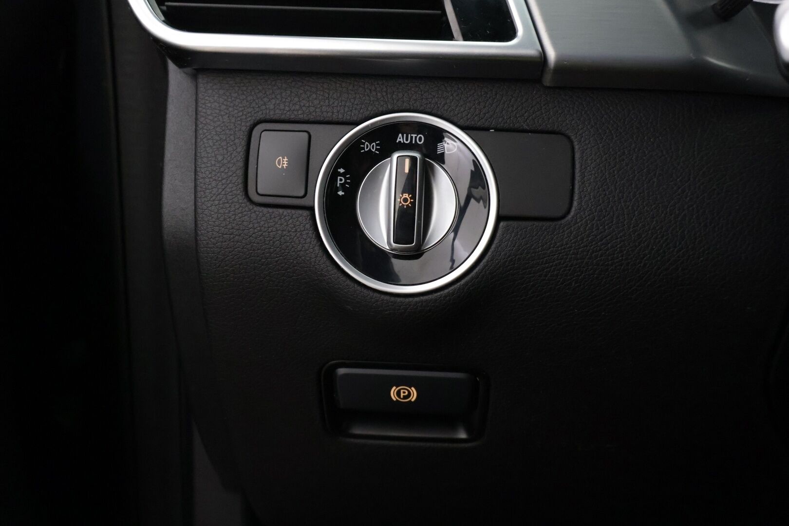 Mercedes-Benz GLE 2016 500 e 4MATIC *Vakionopeudensäädin / ILS - LED ajovalot / Sähk.säätöiset etuistuimet / Koukku / SOH 70.4%* - *2x Renkaat & Vanteet / Puolinahkasisusta / Musta sisäkatto / 2x Kaapelit* - HULLUT BLACKWEEK JATKOT - KORKOTARJOUS 2,49%