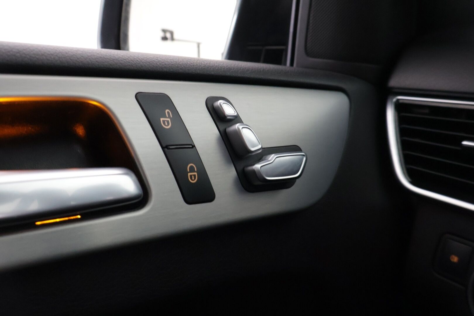 Mercedes-Benz GLE 2016 500 e 4MATIC *Vakionopeudensäädin / ILS - LED ajovalot / Sähk.säätöiset etuistuimet / Koukku - *2x Renkaat & Vanteet / Puolinahkasisusta / Musta sisäkatto / 2x Kaapelit*