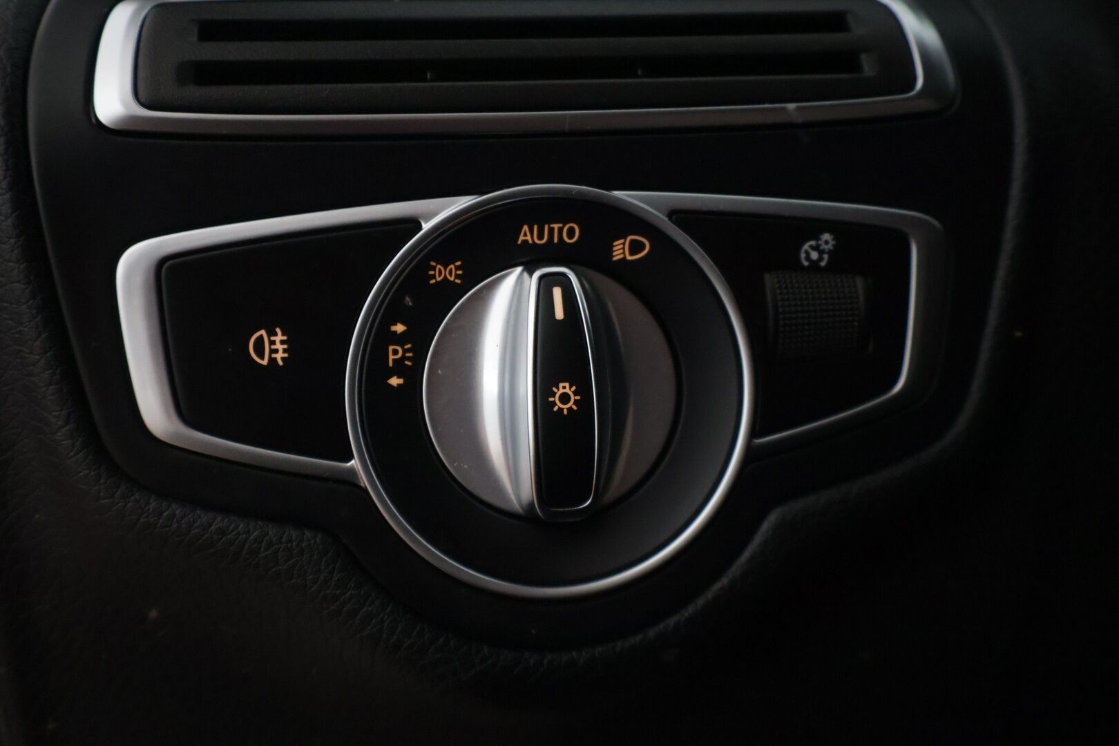 Mercedes-Benz C 2019 220 d 4MATIC A Business Avantgarde - | Facelift | Night -paketti | P. Kamera | Sporttipenkit | AppleCarPlay ja AndroidAuto | Mercedes Me | Sähkökontti | Comand Navi | LED High Performance |