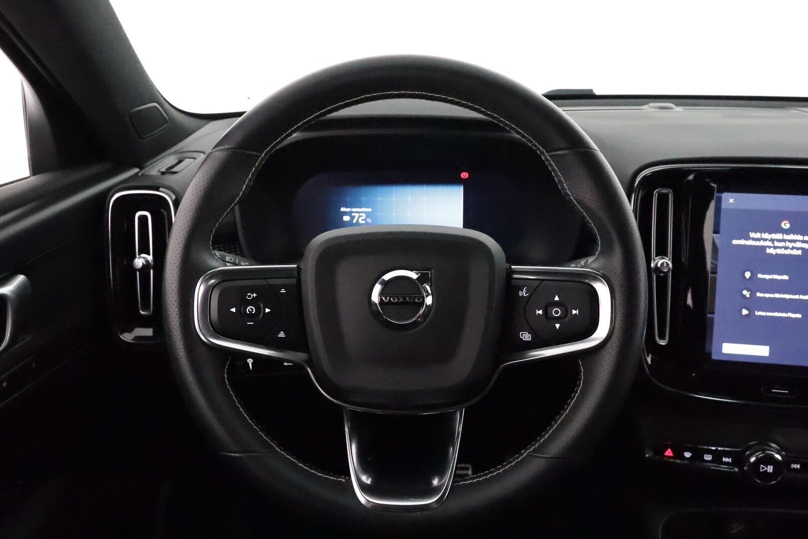 Volvo XC40 2021 P8 AWD R-Design aut **Lämpöpumppu / ACC / LED / Sporttipenkki Muistilla / P.kamera / Navi / Kaistavahti / KeylessGO** - 3,99 % KORKOTARJOUS TÄHÄN AUTOON 14.9. ASTI! - 1-om Suomi-auto / 2x Latauskaapelit / Kahdet Renkaat / Merkkihuollettu! / Akkutarkastettu kunto 94,7%