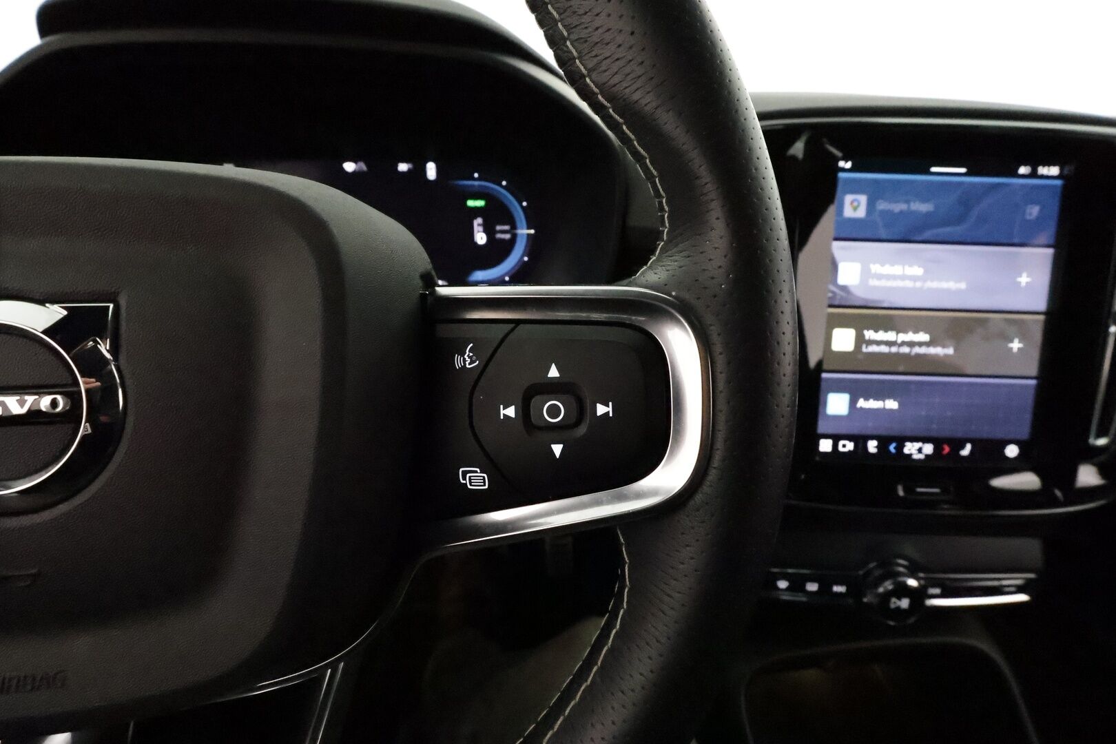 Volvo XC40 2021 P8 AWD R-Design aut **Lämpöpumppu / ACC / LED / Sporttipenkki Muistilla / P.kamera / Navi / Kaistavahti / KeylessGO** - 1-om Suomi-auto / 2x Latauskaapelit / Kahdet Renkaat / Merkkihuollettu! / Akkutarkastettu kunto 94,7%