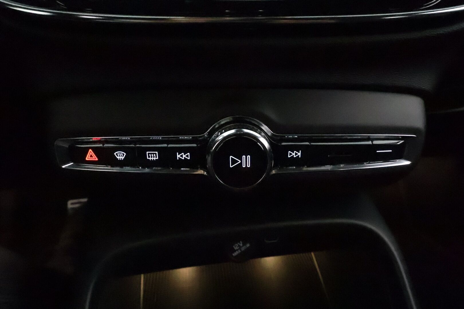 Volvo XC40 2021 P8 AWD R-Design aut **Lämpöpumppu / ACC / LED / Sporttipenkki Muistilla / P.kamera / Navi / Kaistavahti / KeylessGO** - 1-om Suomi-auto / 2x Latauskaapelit / Kahdet Renkaat / Merkkihuollettu! / Akkutarkastettu kunto 94,7%