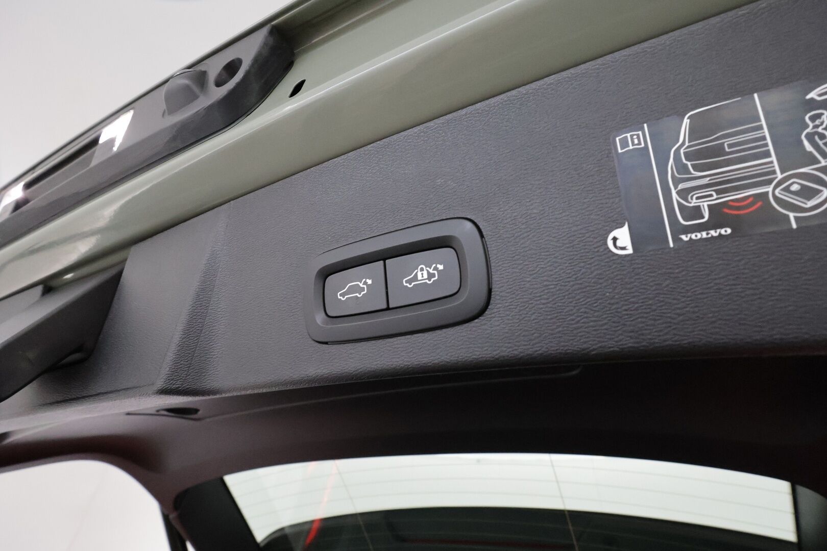 Volvo XC40 2021 P8 AWD R-Design aut **Lämpöpumppu / ACC / LED / Sporttipenkki Muistilla / P.kamera / Navi / Kaistavahti / KeylessGO** - 1-om Suomi-auto / 2x Latauskaapelit / Kahdet Renkaat / Merkkihuollettu! / Akkutarkastettu kunto 94,7%